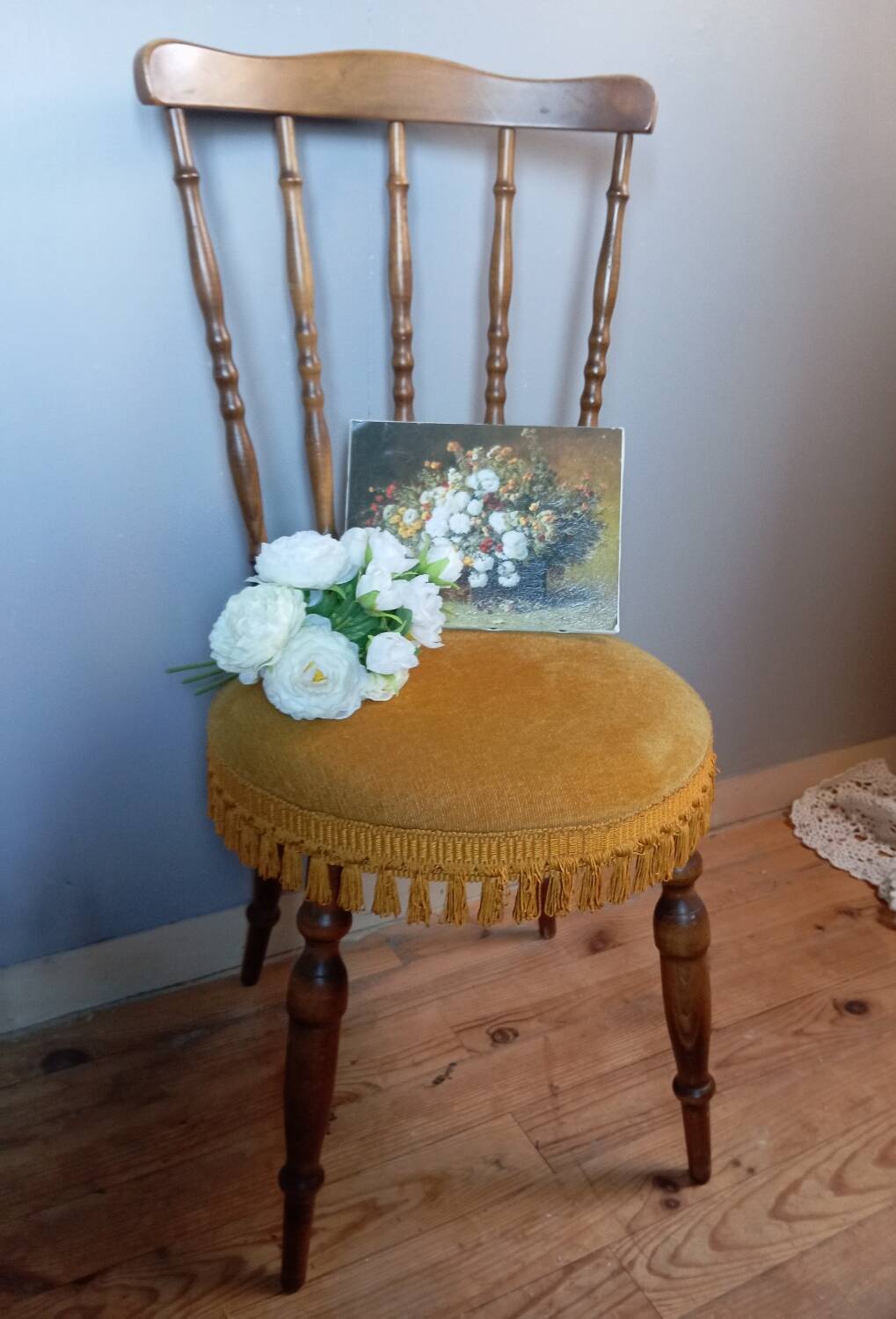Vintage chair in turned wood and gold velvet, 1960