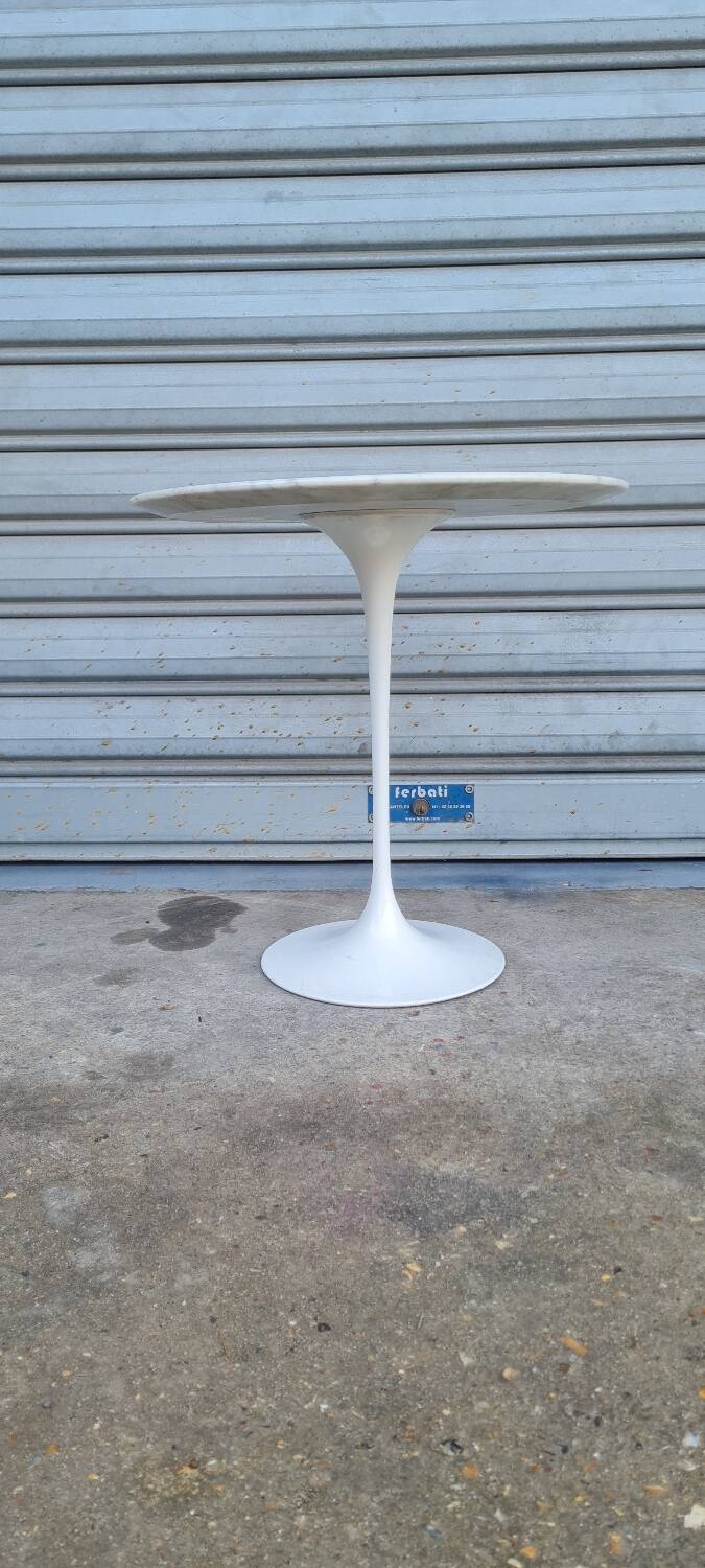 Pedestal table by Eero Saarinen Knoll edition