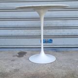 Pedestal table by Eero Saarinen Knoll edition