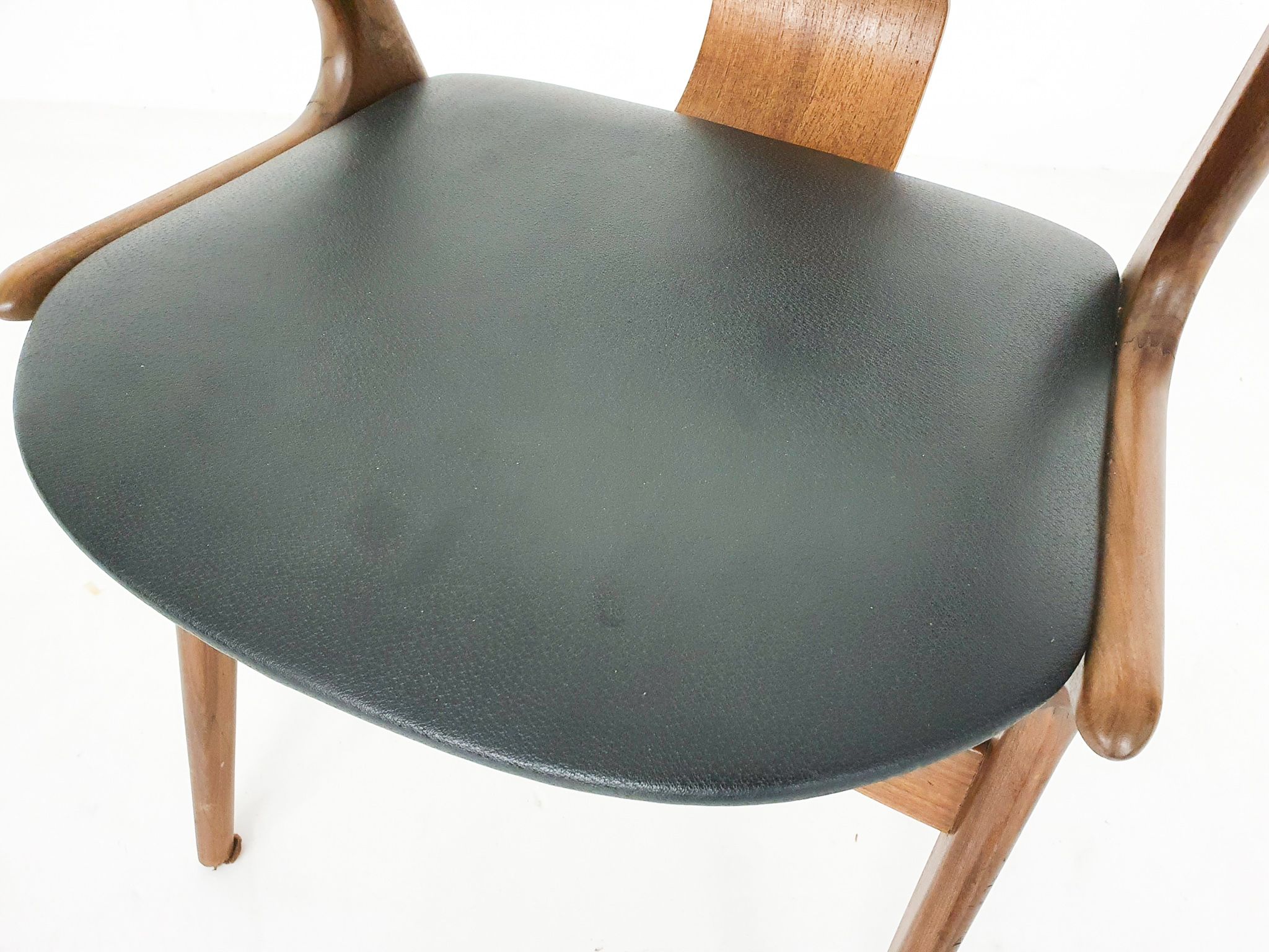 Chaise en teck et vinyle « cowhorn » par AWA, Pays-Bas années 1950