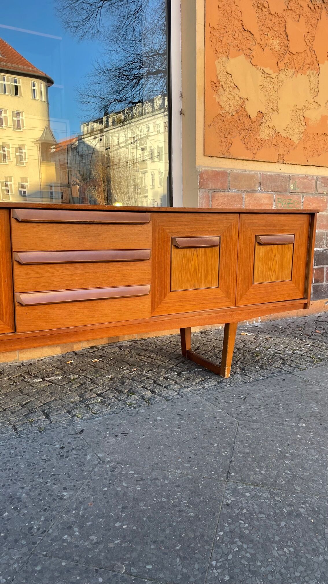 Atypical teak row of the 60s