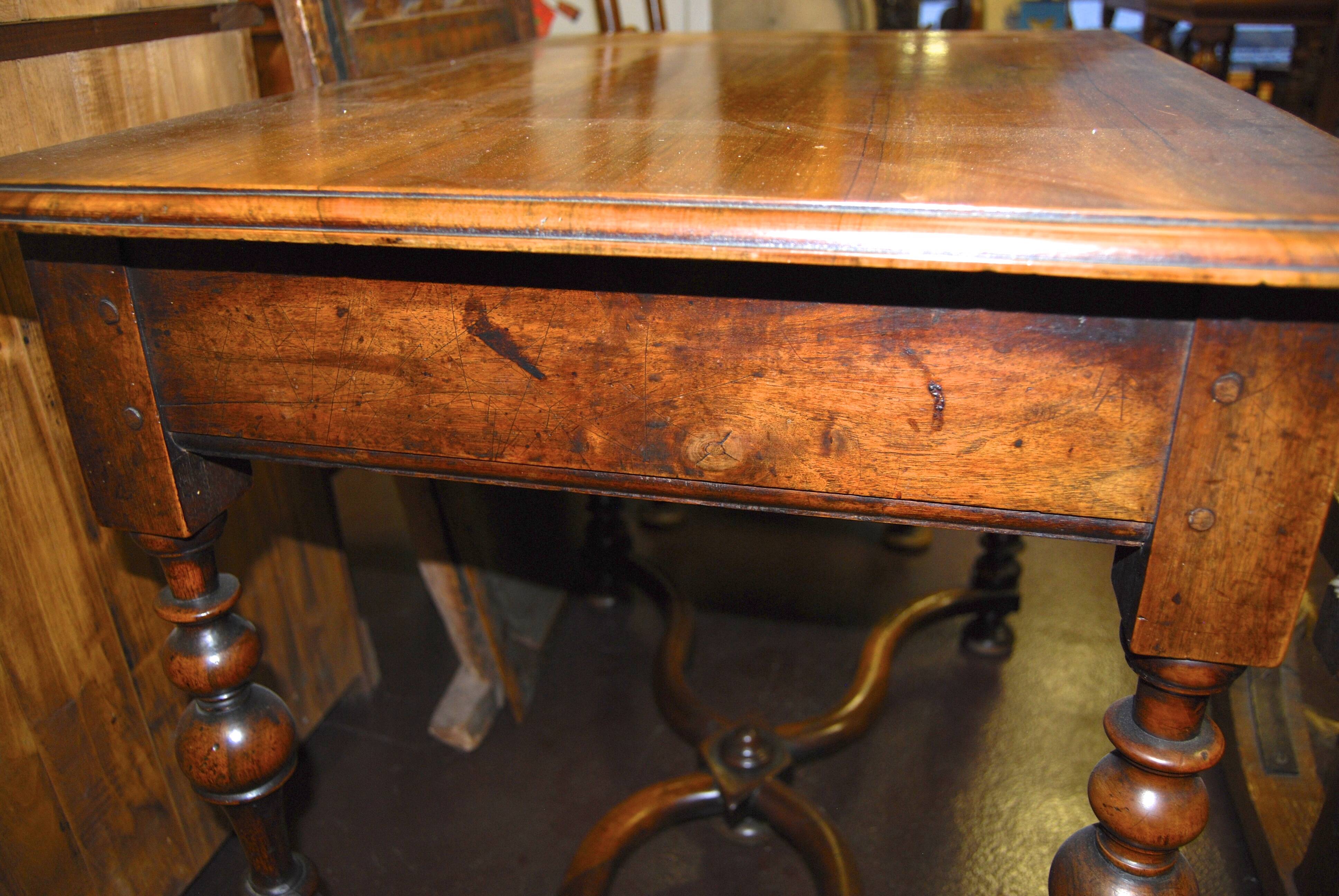 Table à écrire Louis XIII en noyer, pieds tournés en balustre entretoise en x.