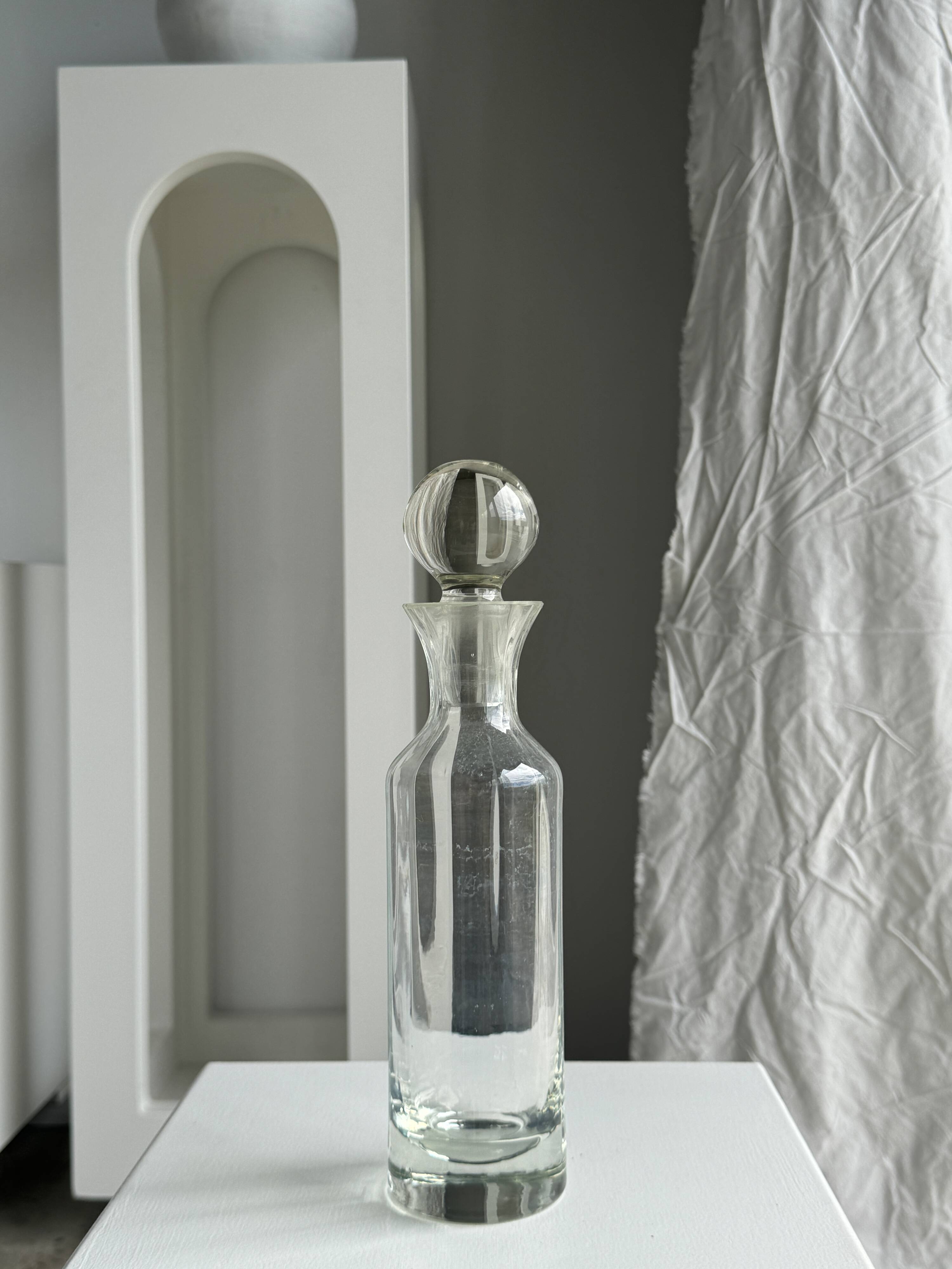 Small ribbed glass carafe, large round cap