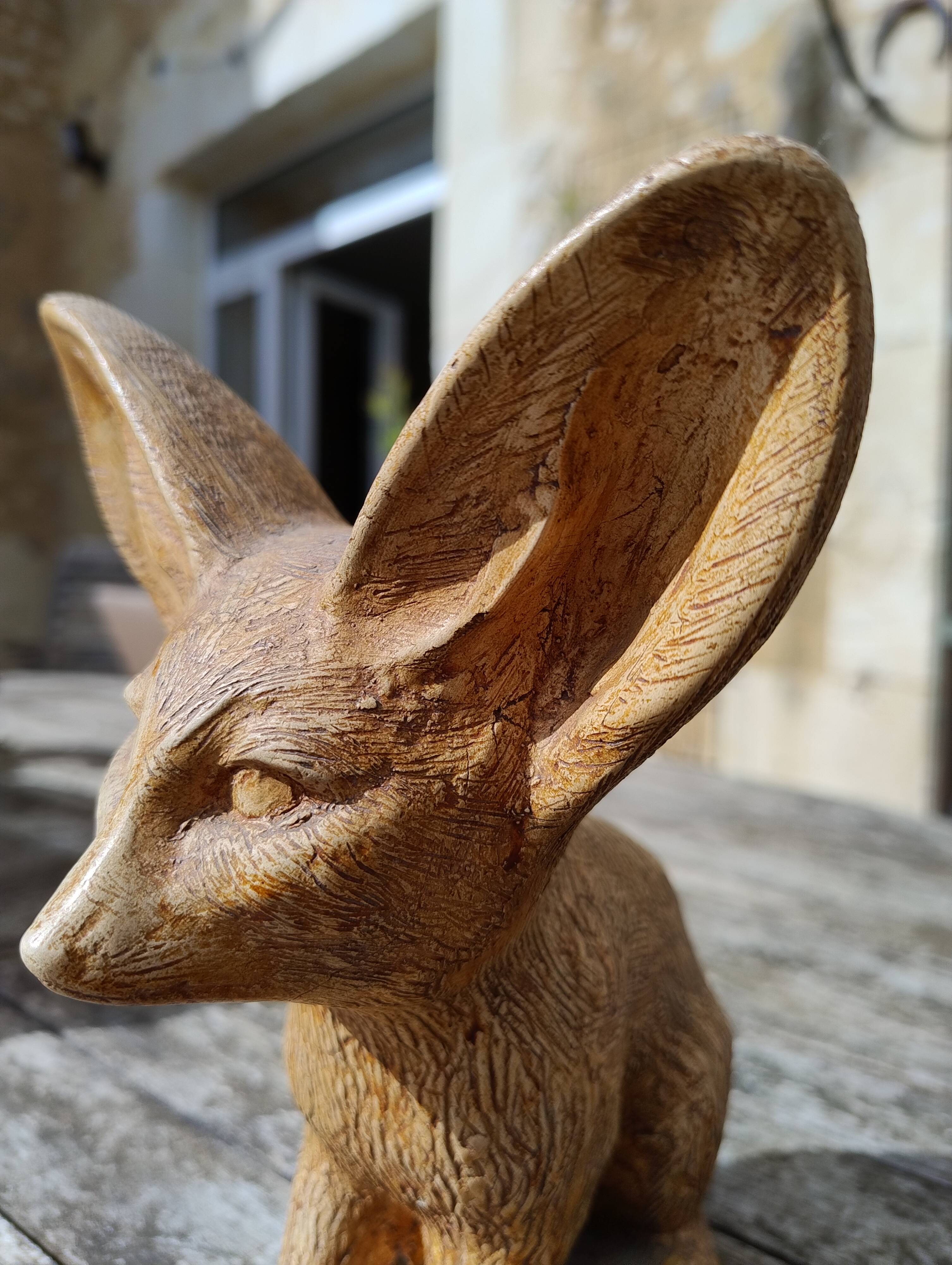 Sculpture of a fennec in plaster painted by Maxime Fillon.