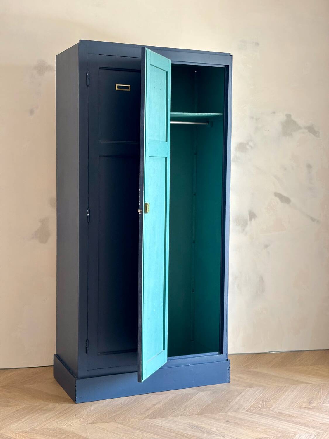 Wardrobe locker