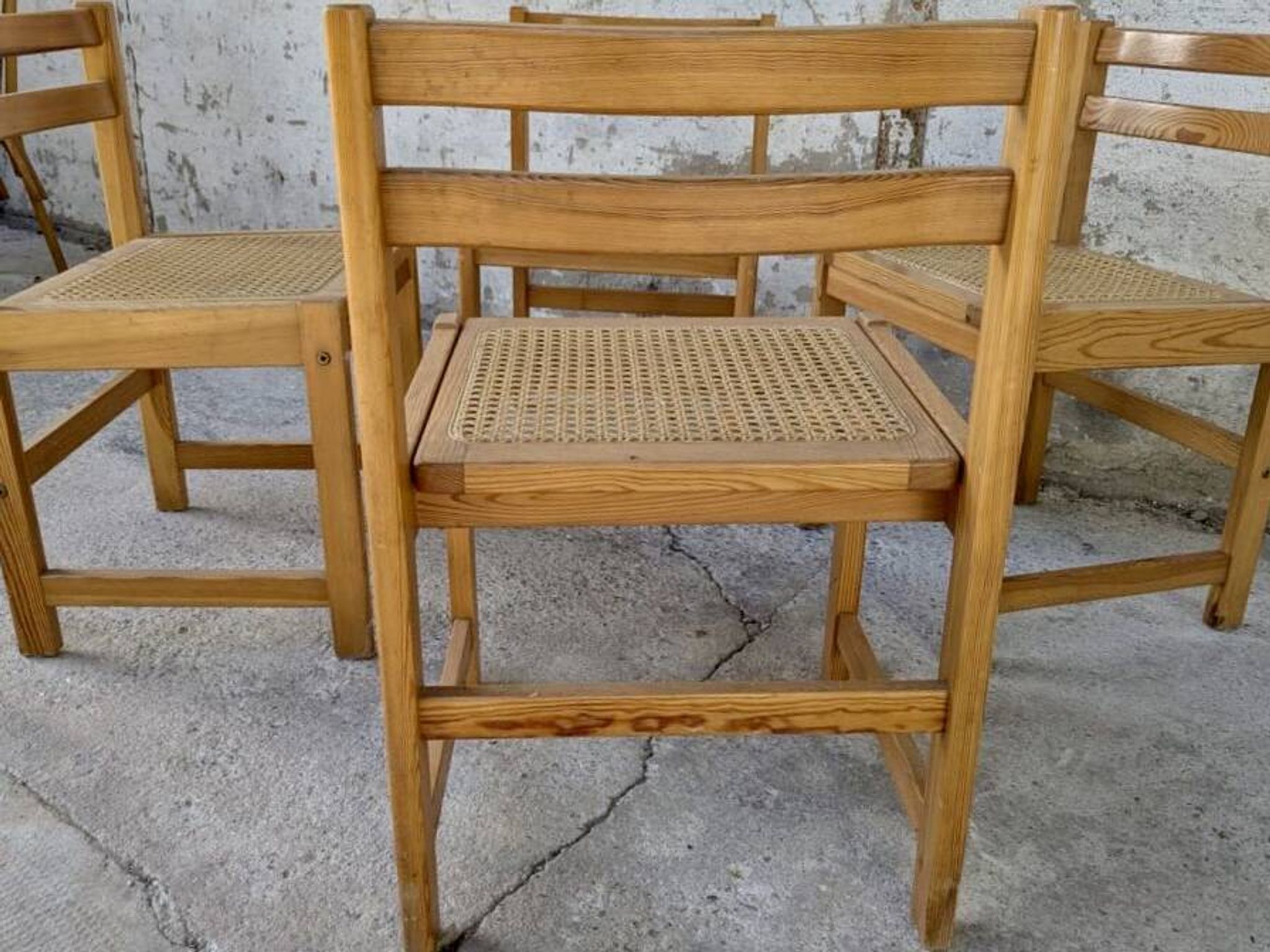 Série de 4 chaises vintage en pin assise cannage