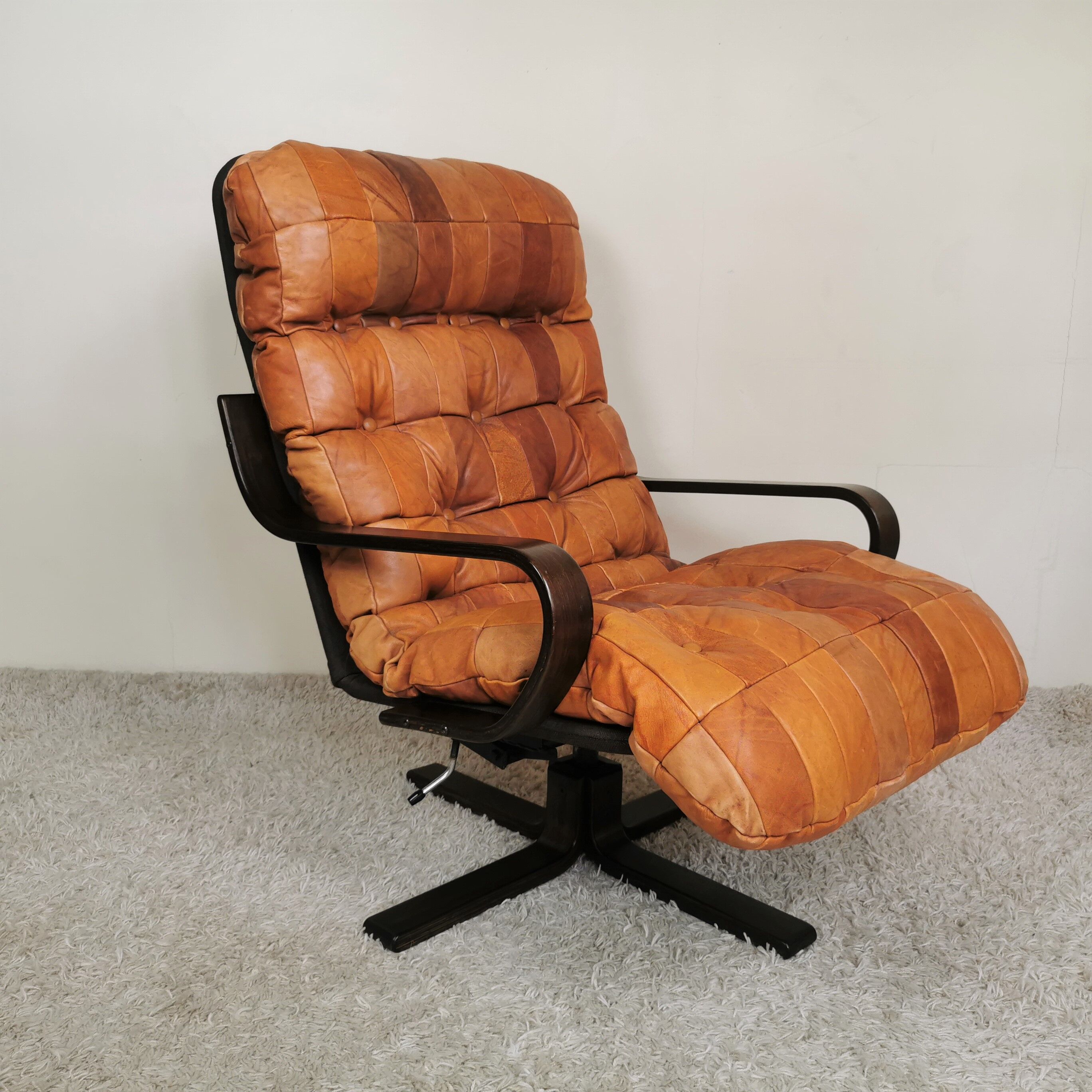 Fauteuil pivotant cuir scandinave