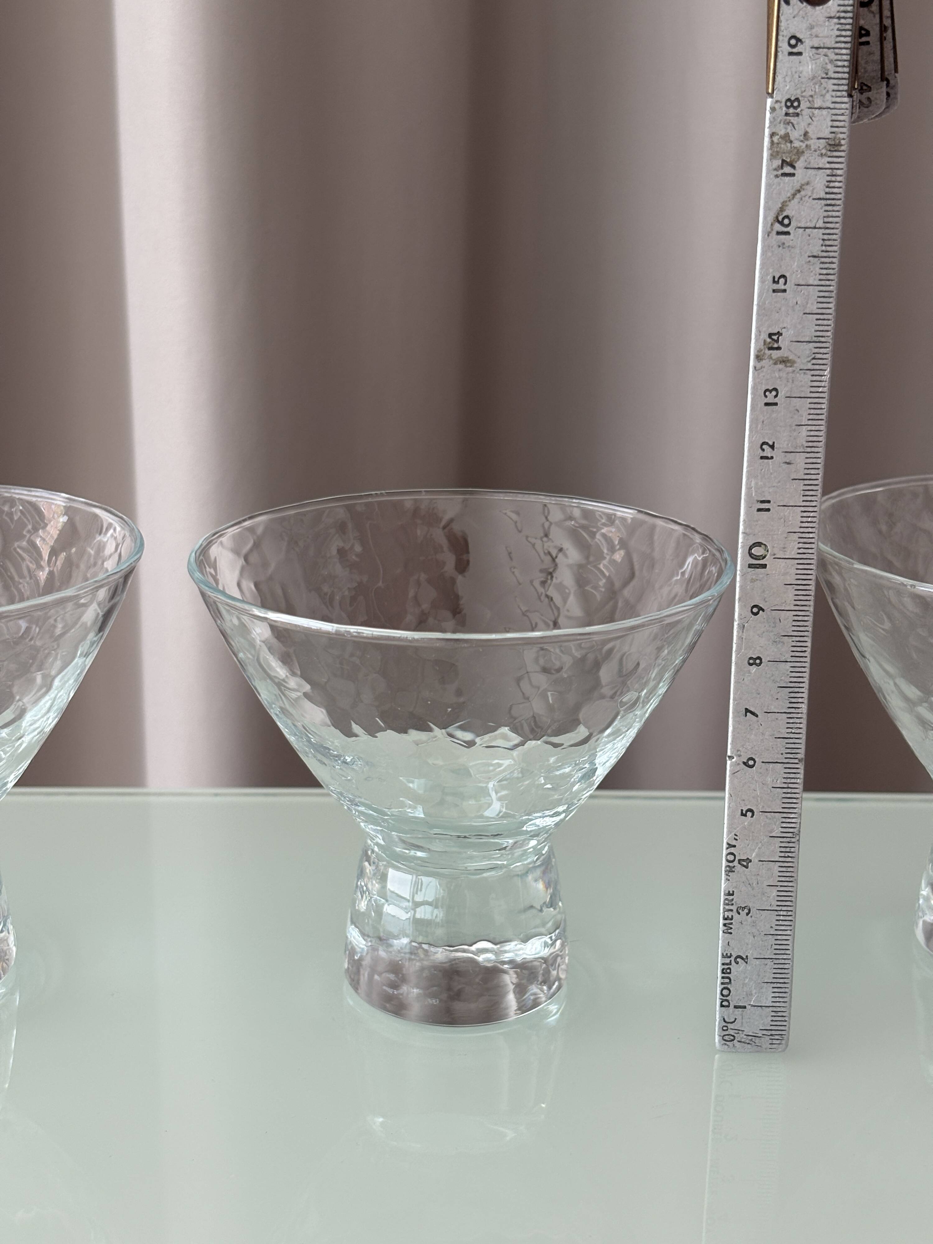 Ensemble de 4 verres à cocktail en verre martelé vintage