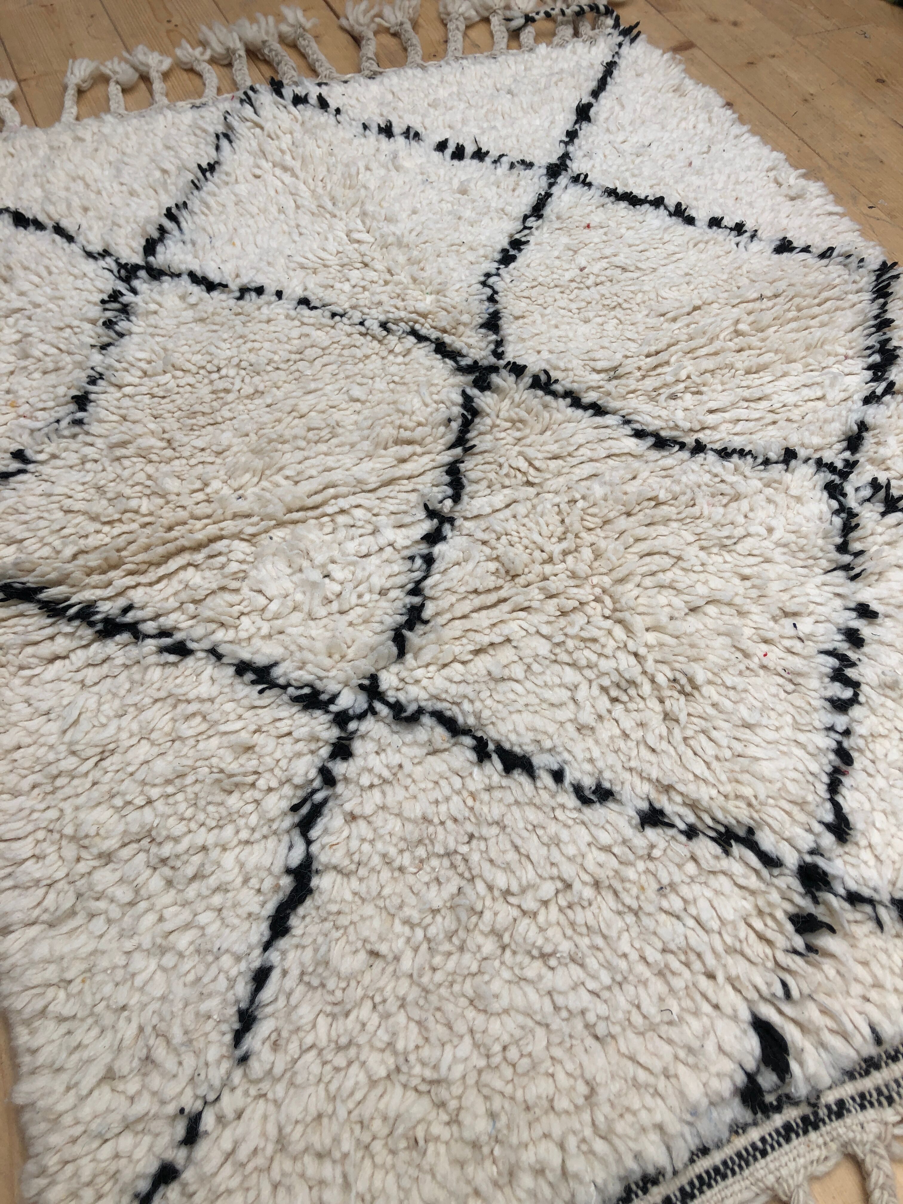 Moroccan Berber carpet Beni Ouarain with black diamonds 1,19x0.97m