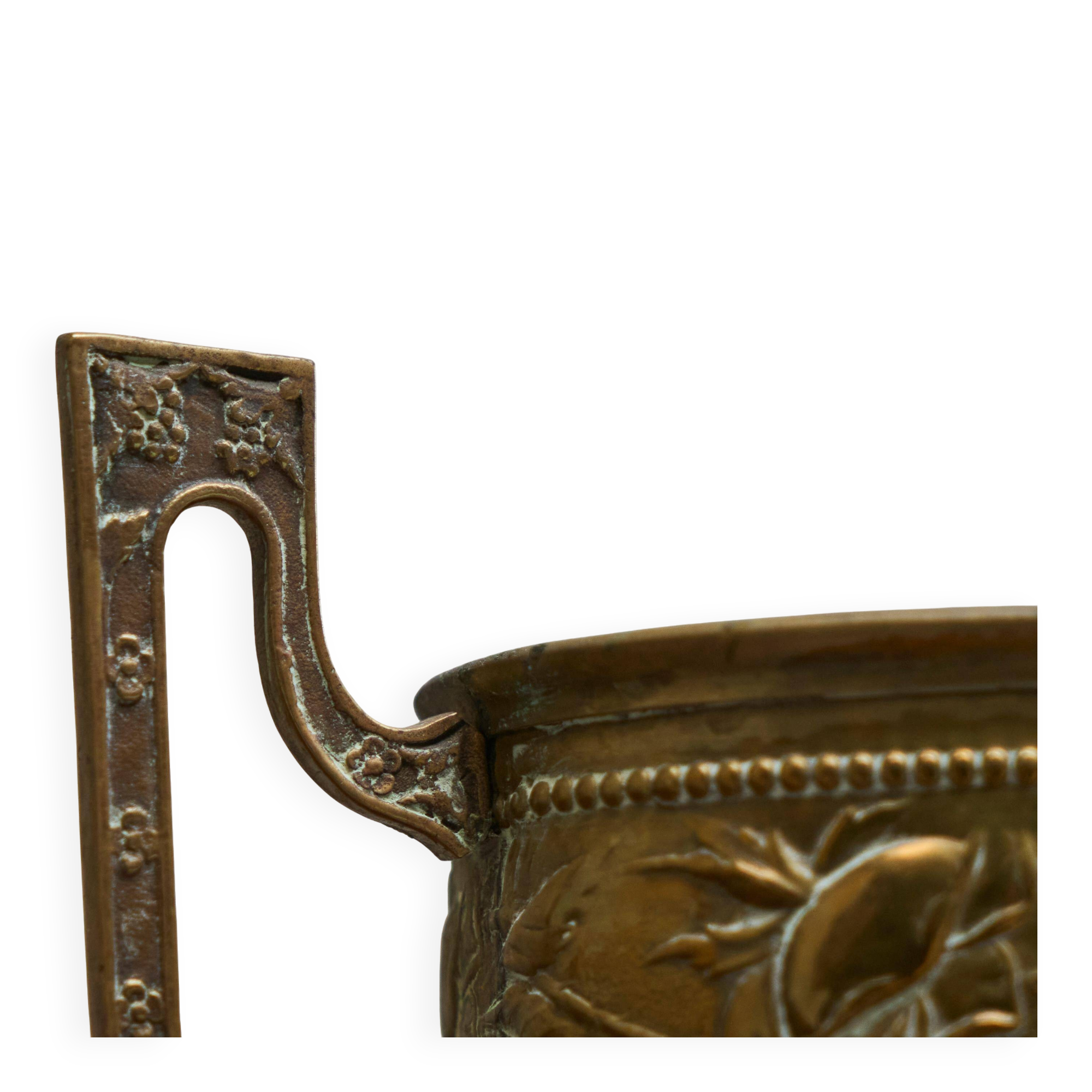 Neoclassical cache-pot in patinated brass, 19th century.