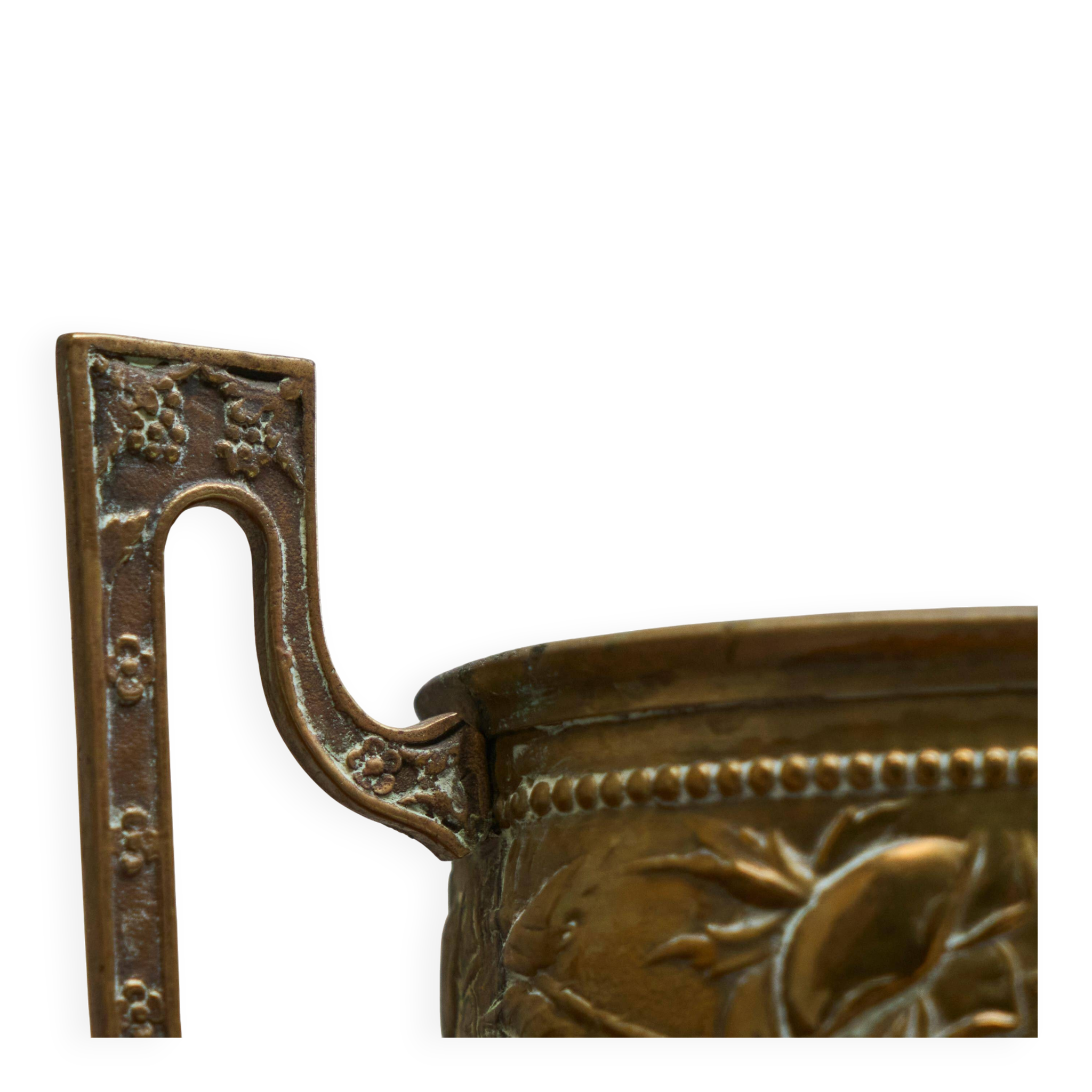 Cache-pot néoclassique en laiton patiné XIXe siècle