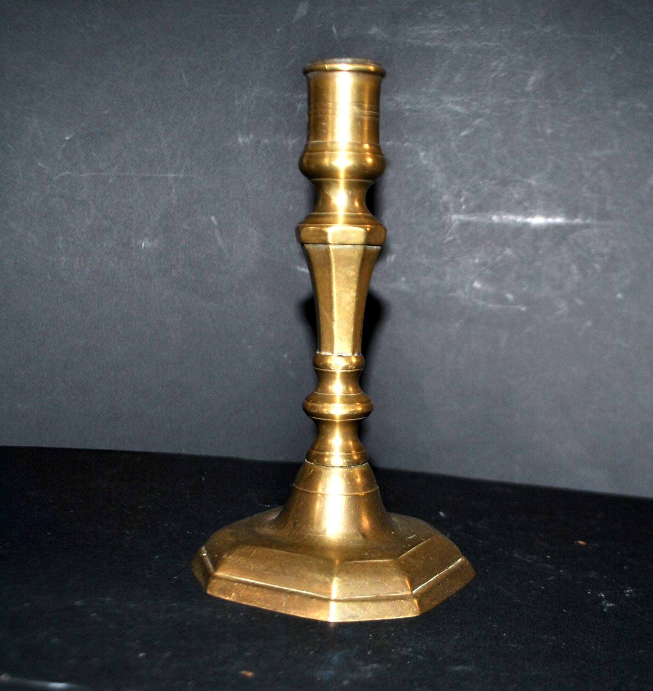 Antique octagonal candlestick in Regency bronze from the 19th century.
