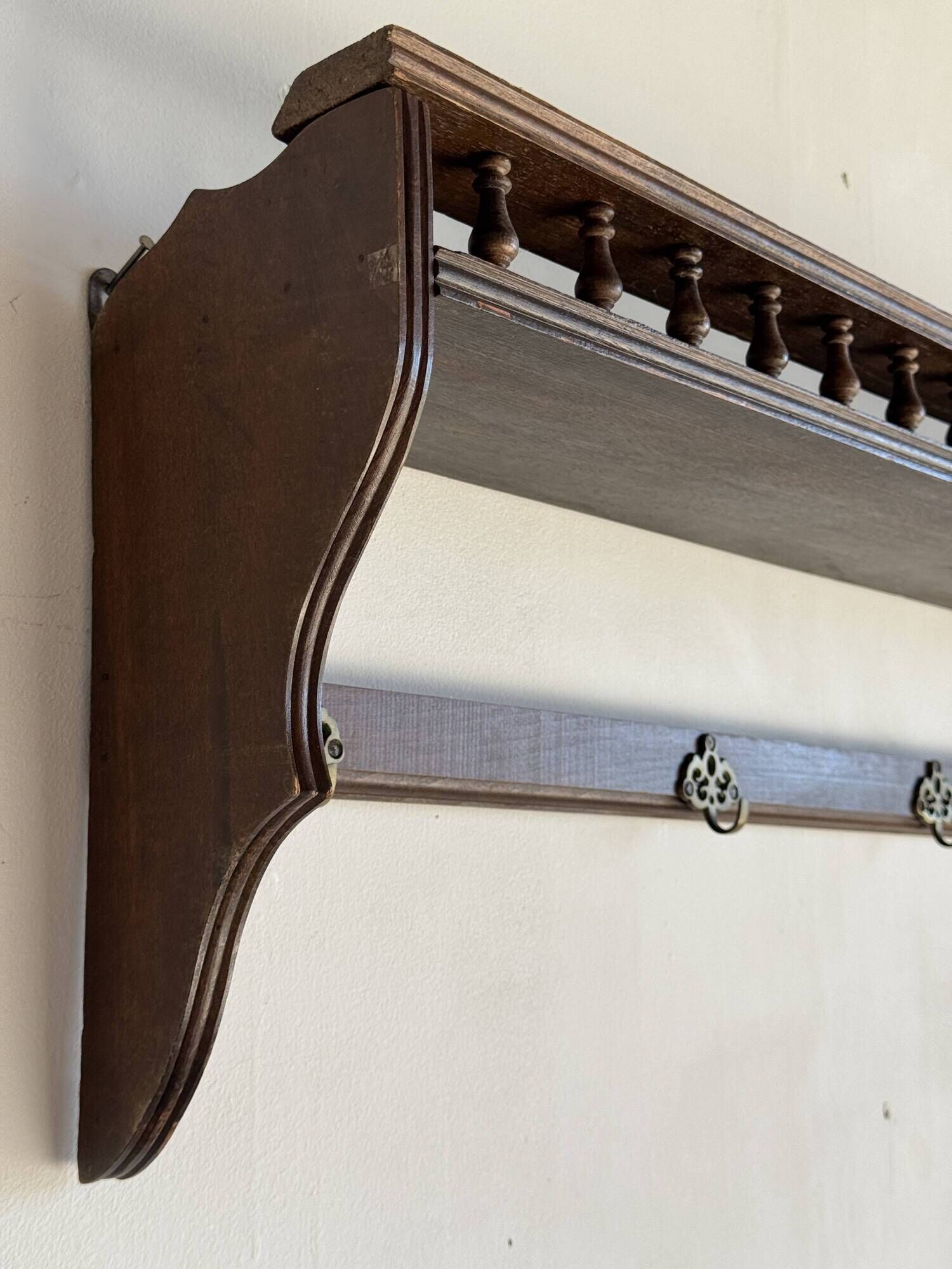 Antique wooden wall shelf with a turned gallery and 5 hooks L120 H40 D18