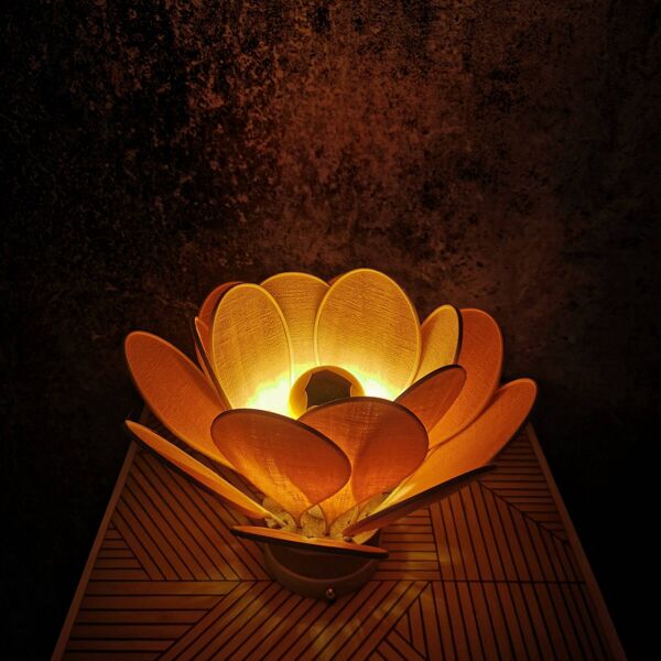 Lampe à poser fleur composée de pétales en rotin et lin rose blush