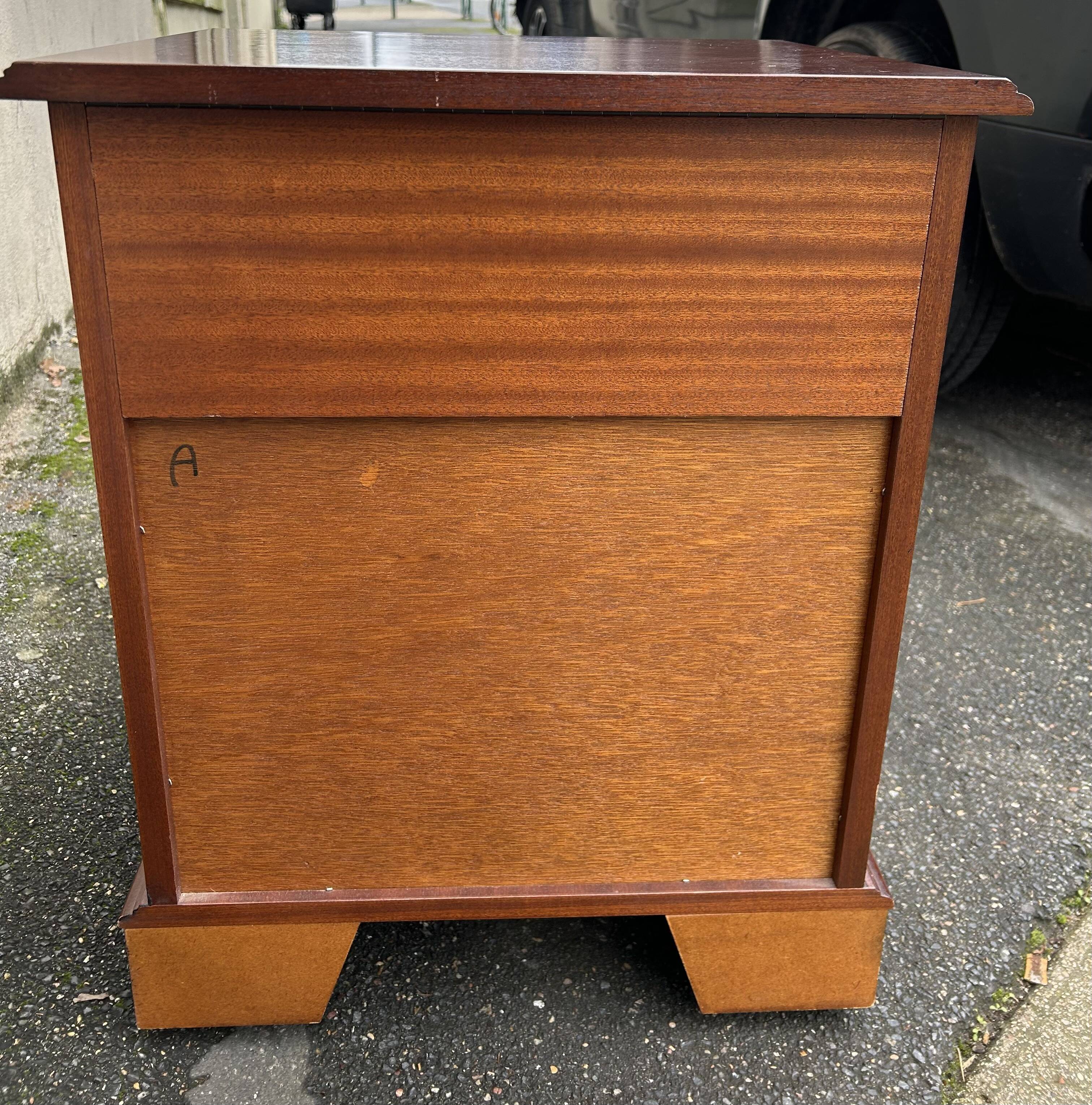 English CD storage unit