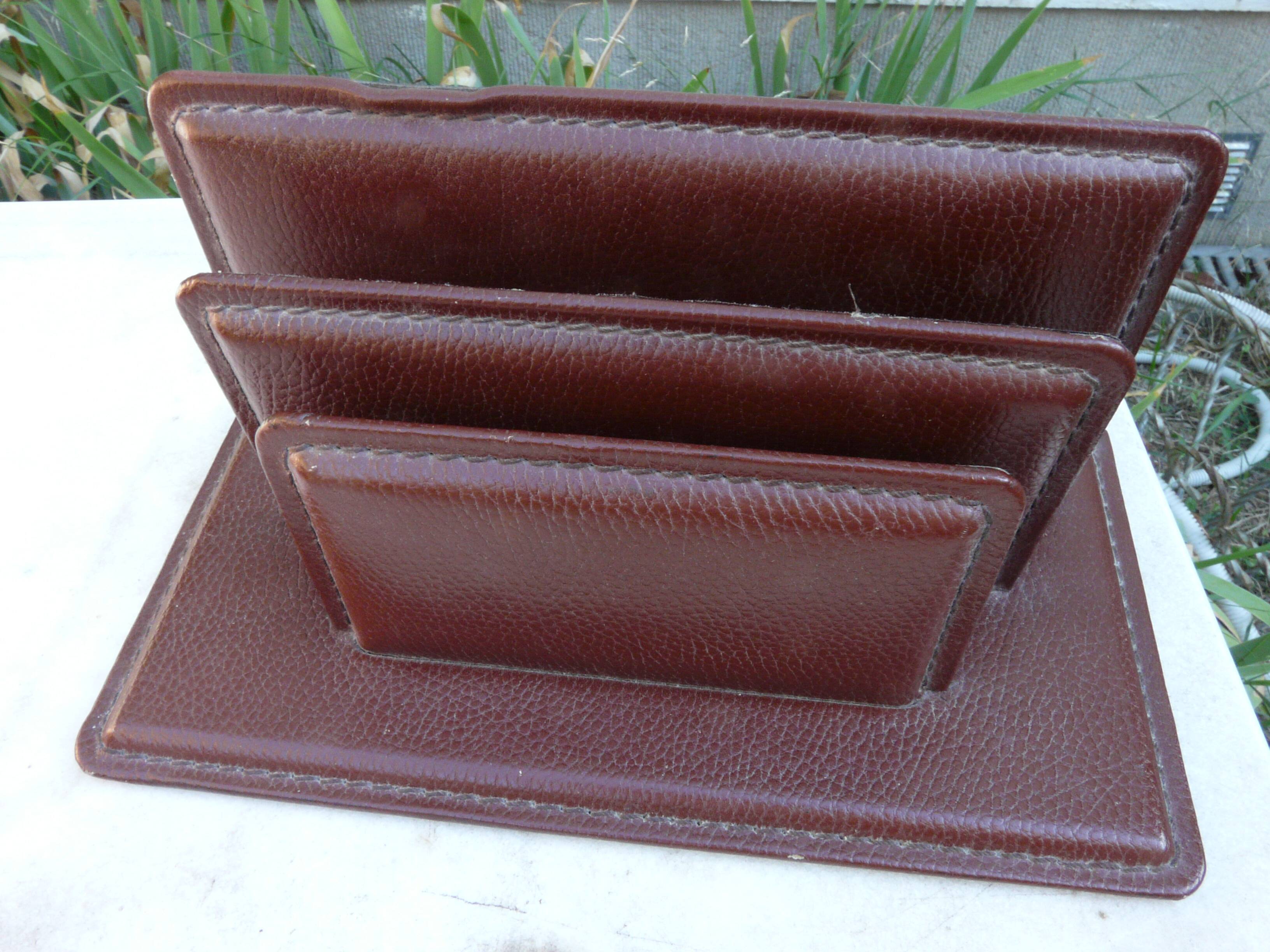 Porte courrier en cuir grainé bordeaux le tanneur