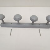 Porte manteaux 4 têtes en bois de couleur vieux gris clair