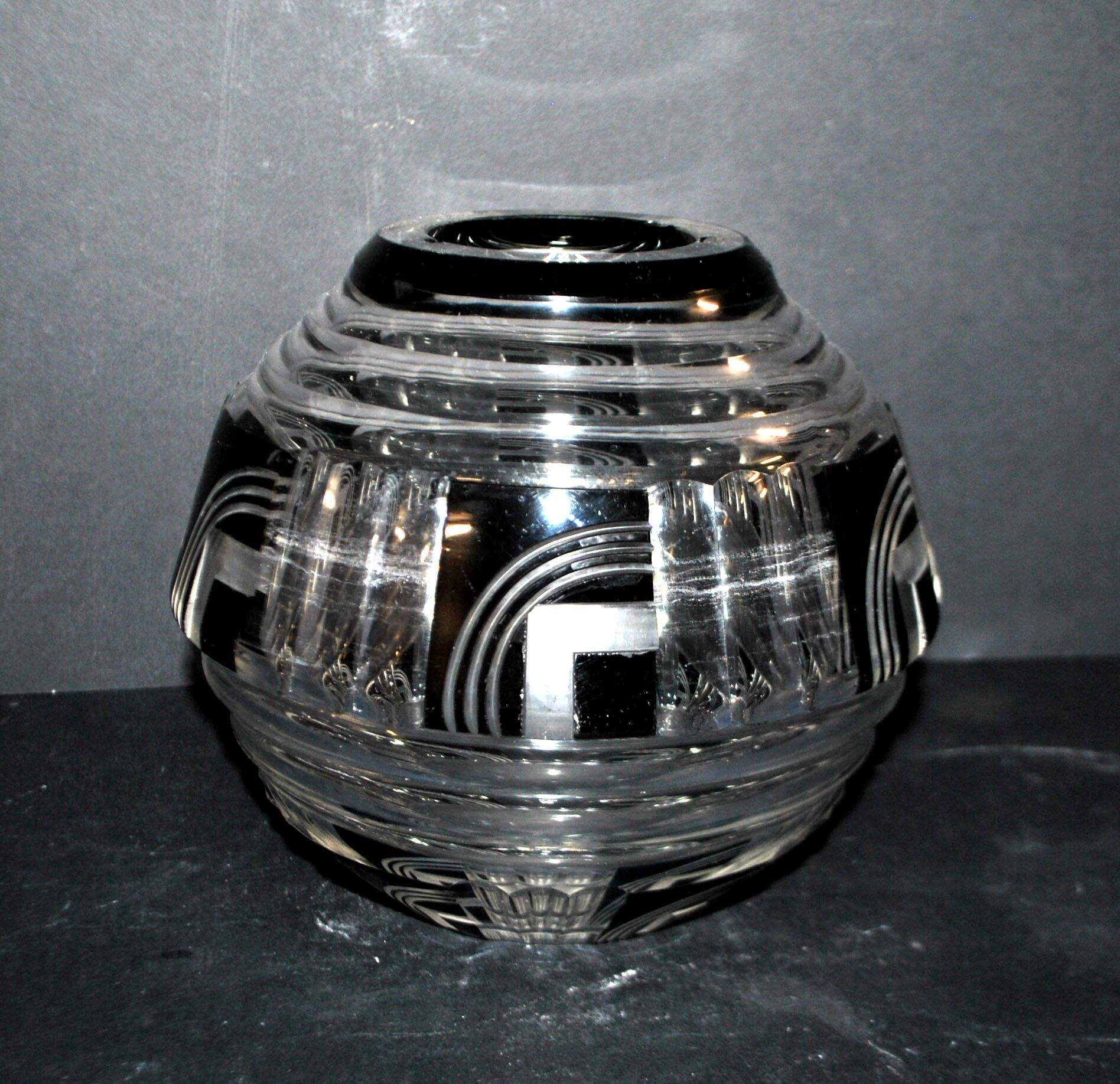 Art Deco round vase in black overlay crystal 1930-1940 Val Saint Lambert?