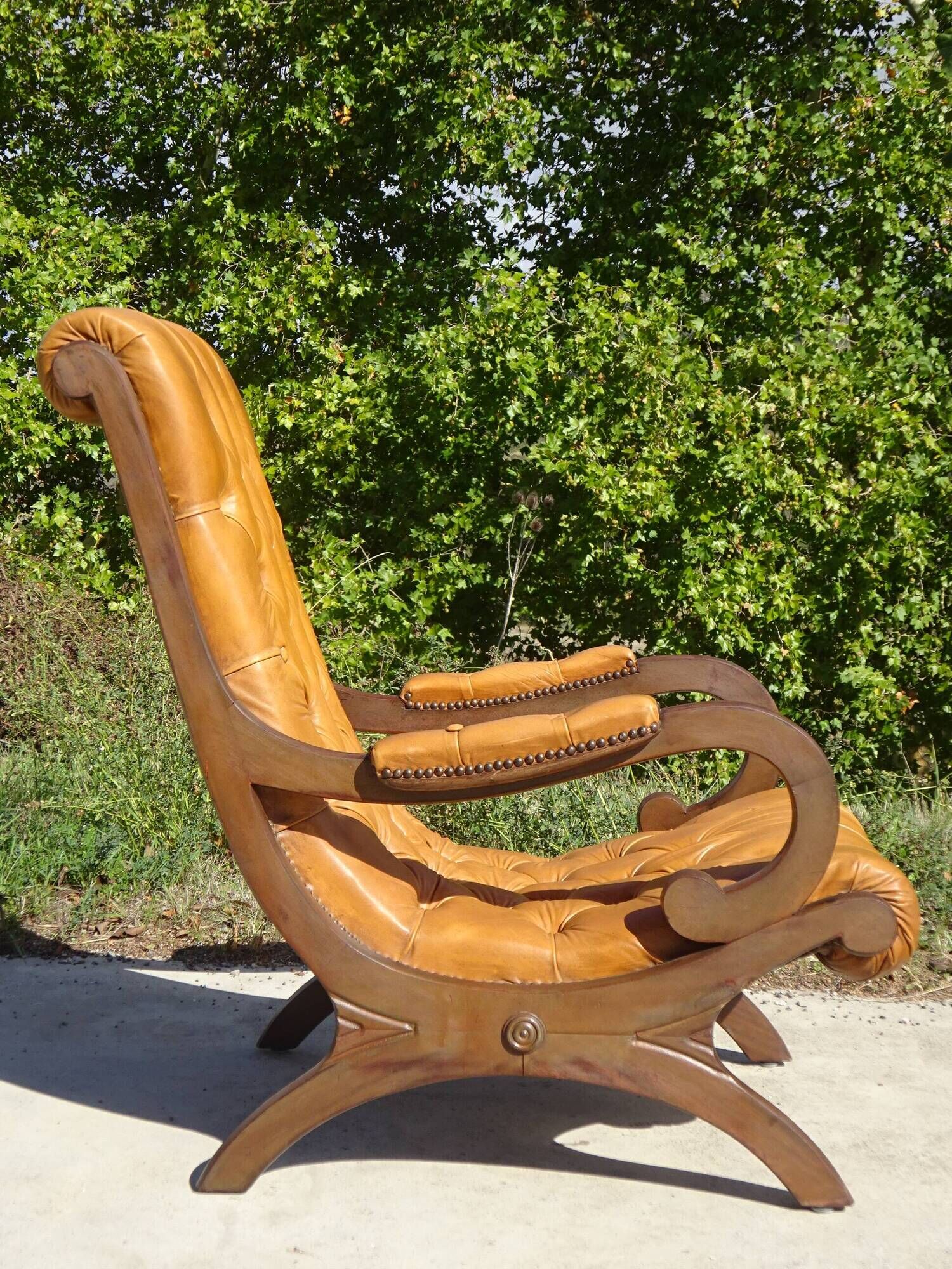 Fauteuils en bois et cuir capitonné, les 2