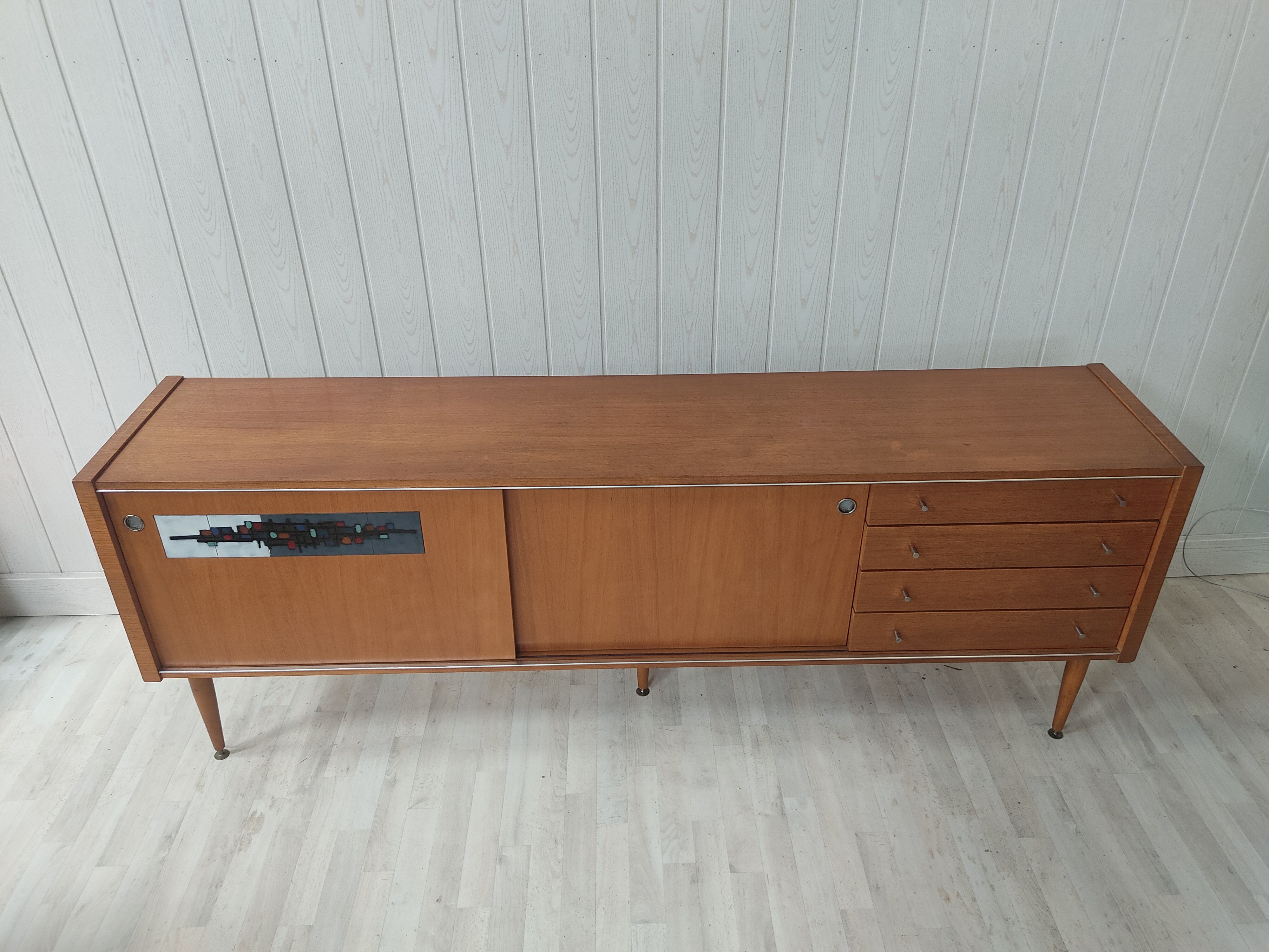 Vintage teak and ceramic décor