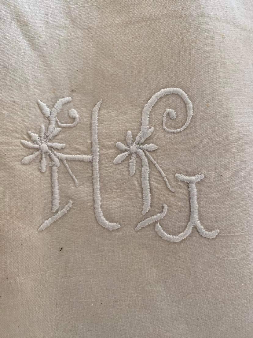 Drap en metis monogramme HG.