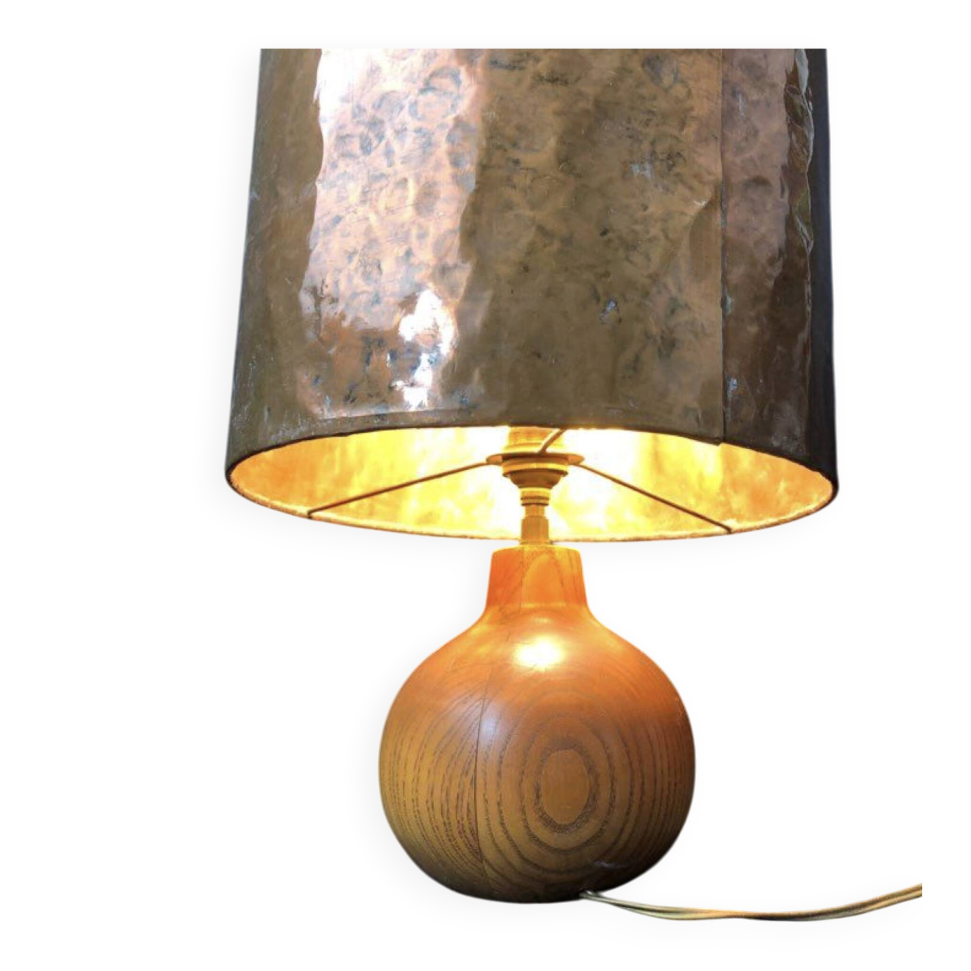 Vintage modernist lamp in wood and hammered copper.