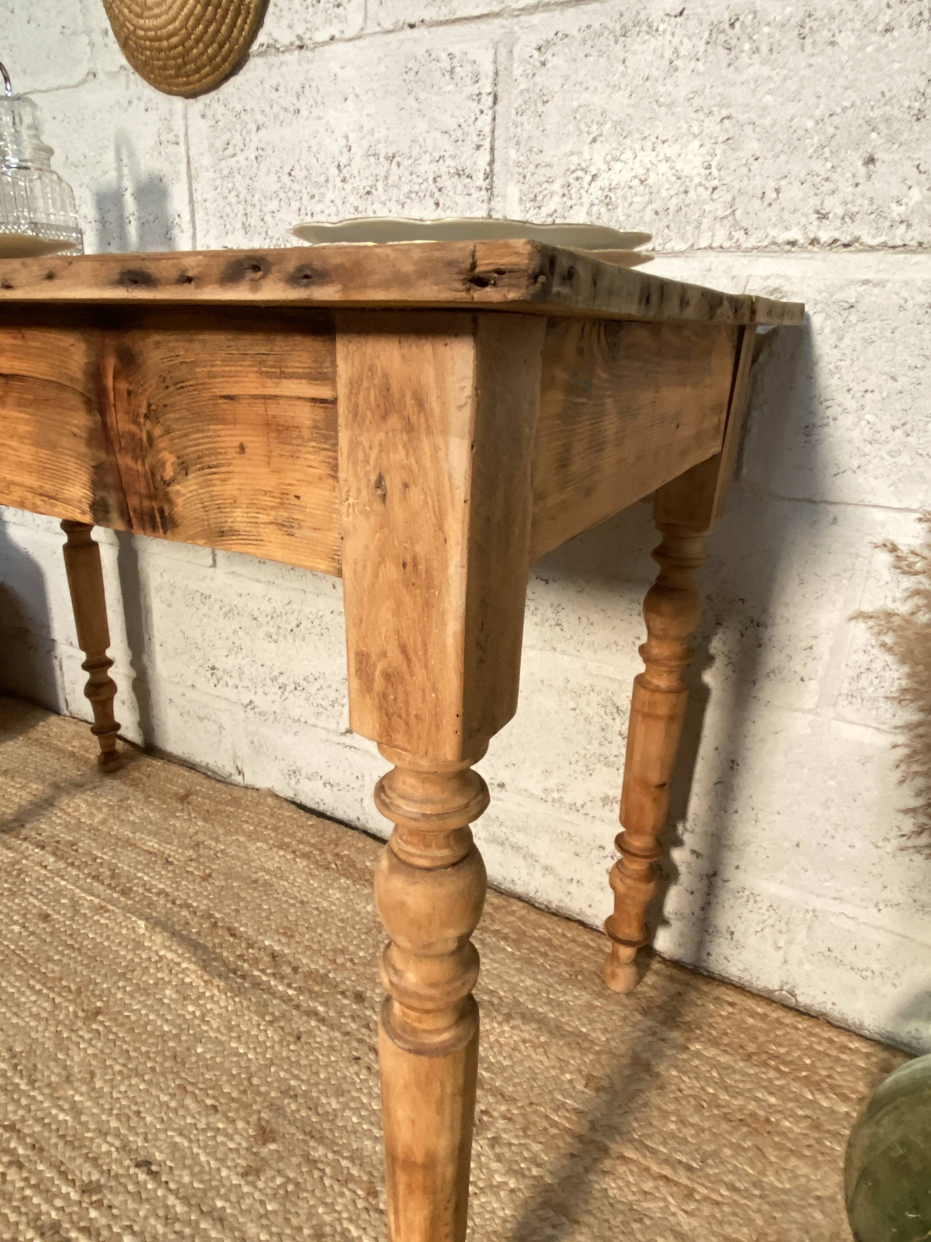 Farmhouse table with turned legs