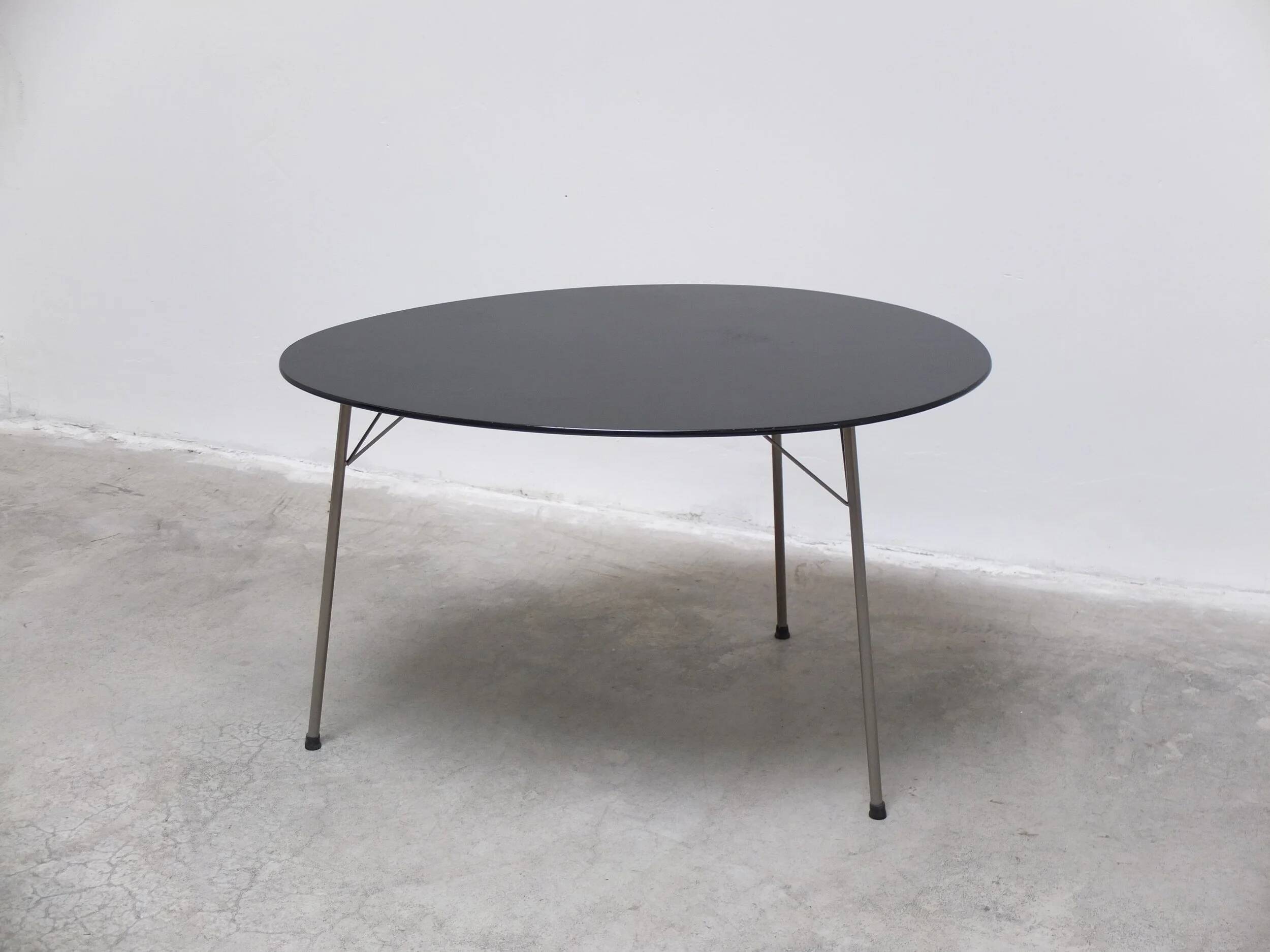 Rare 'Egg' table by Arne Jacobsen for Fritz Hansen, 1952