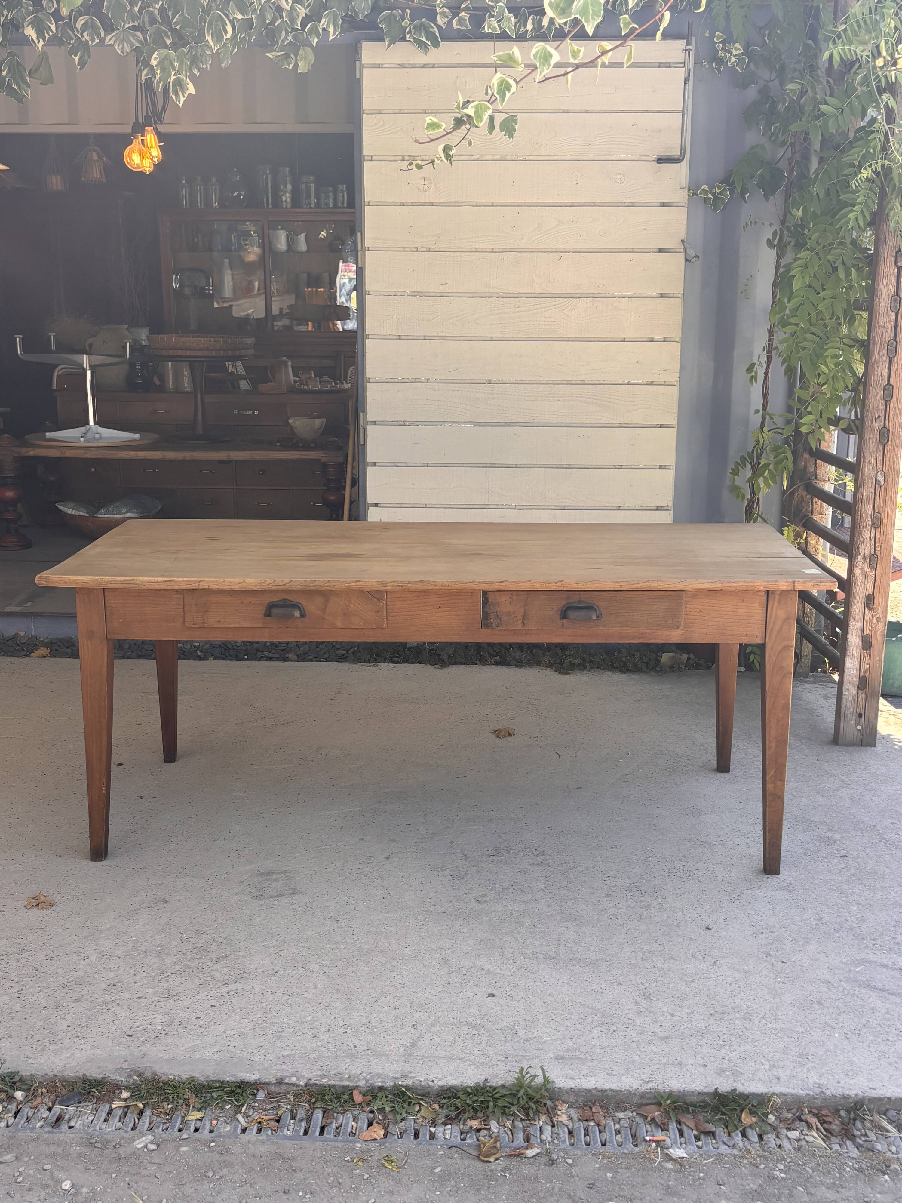 Grande table de ferme.