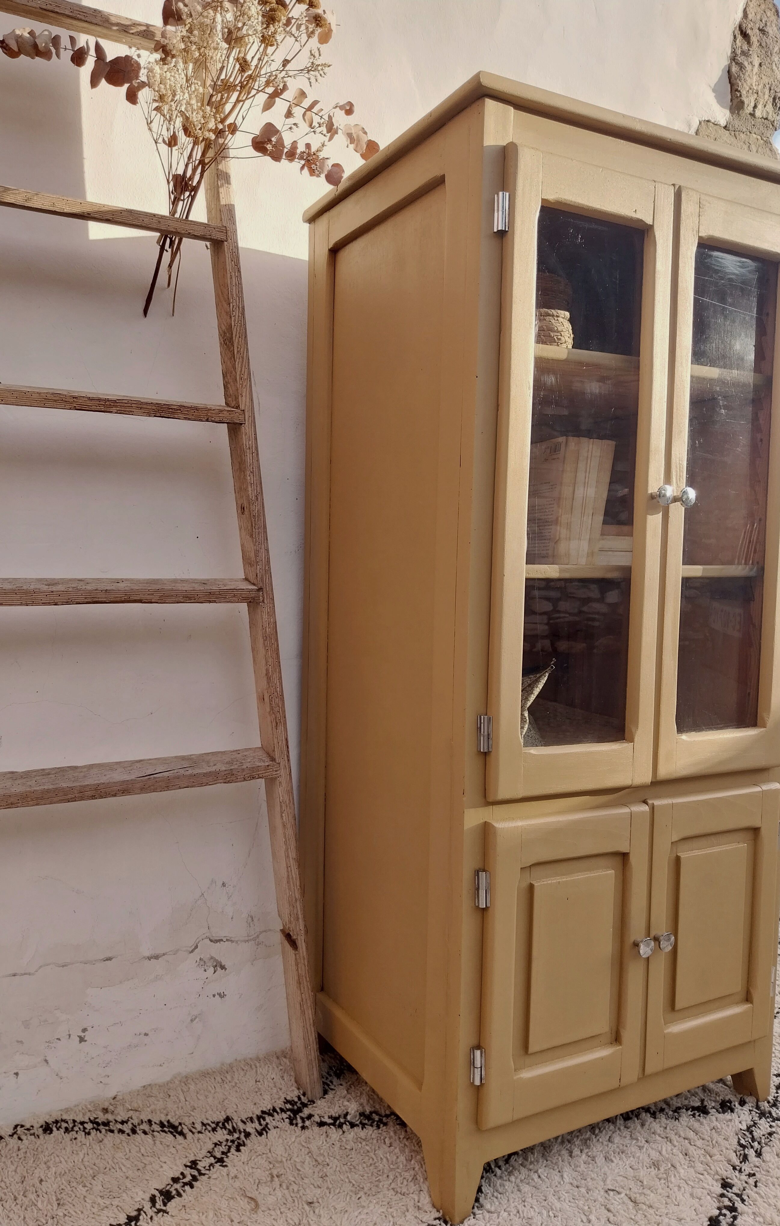 Vintage showcase cabinet