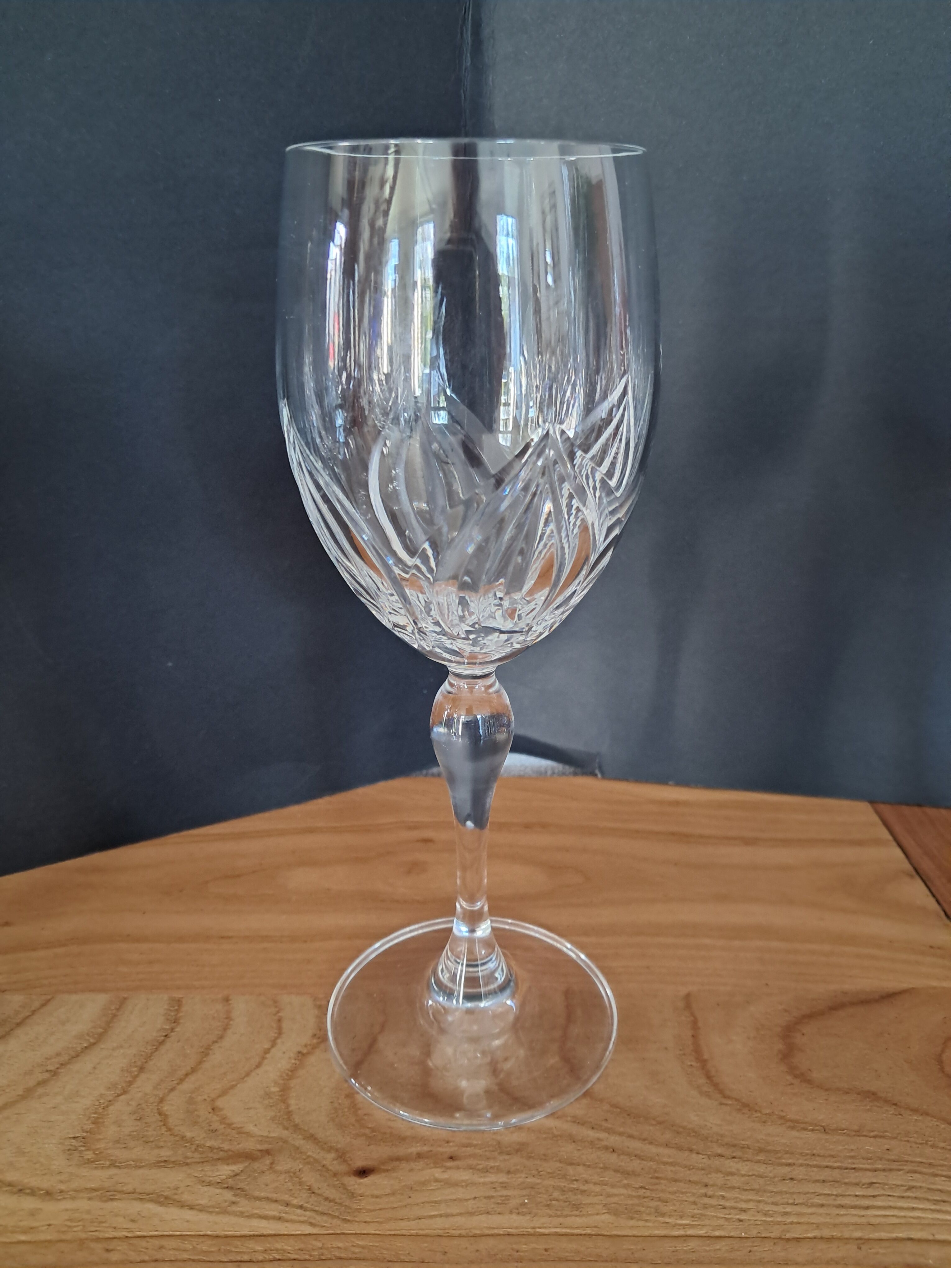 Crystal wine glasses with petal decoration
