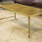 Ensemble table basse et 2 bouts de canapé néo-classiques en verre églomisé, 1980