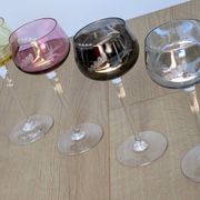 Série de 4 Verres à Vin en Cristal de Couleur  "Harlequin" Gravés Main 1960
