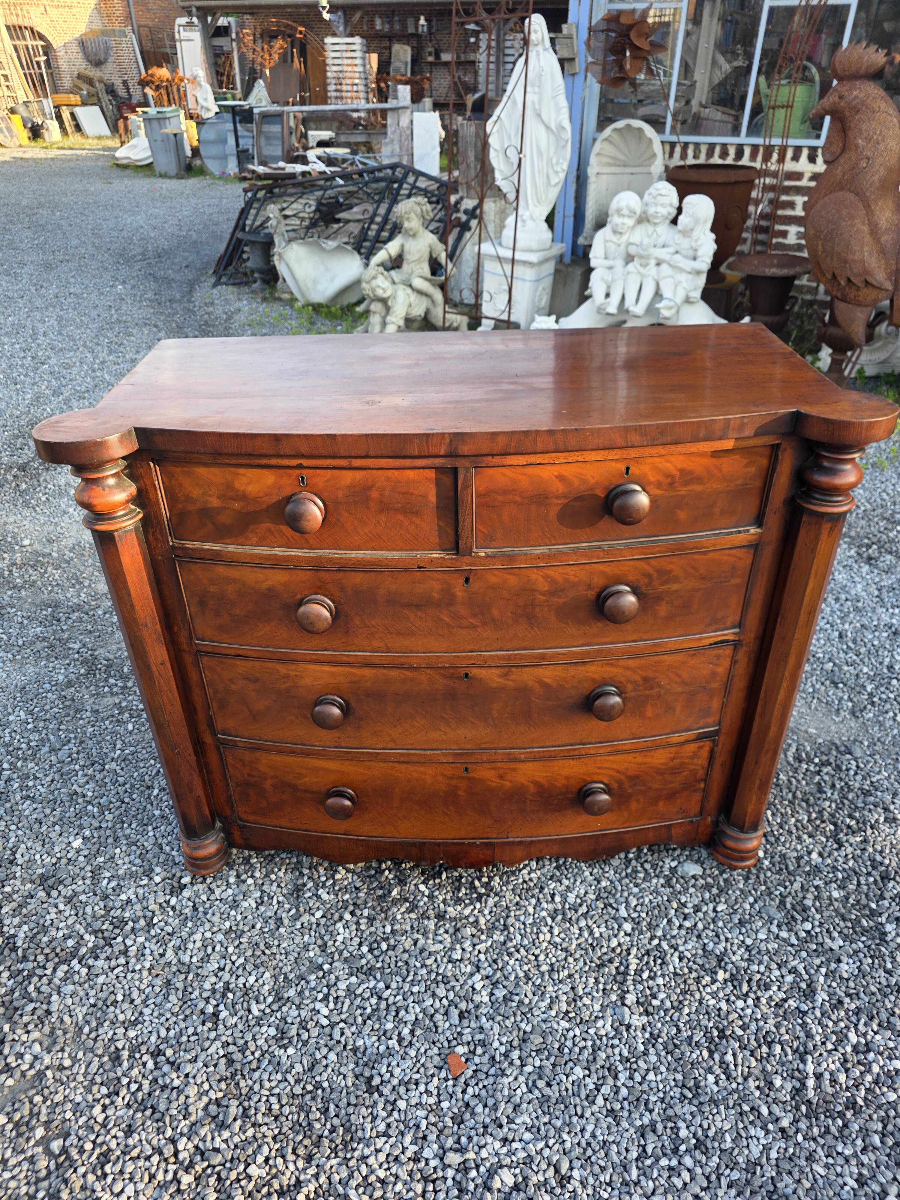 Commode galbée ancienne en acajou de style anglais