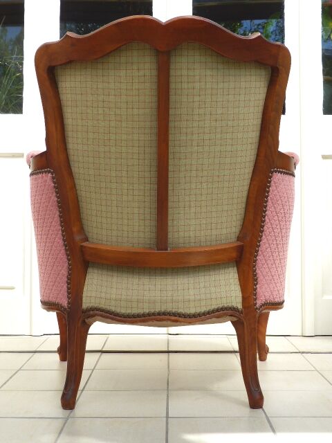 Vintage shepherdess armchair in pink velvet.