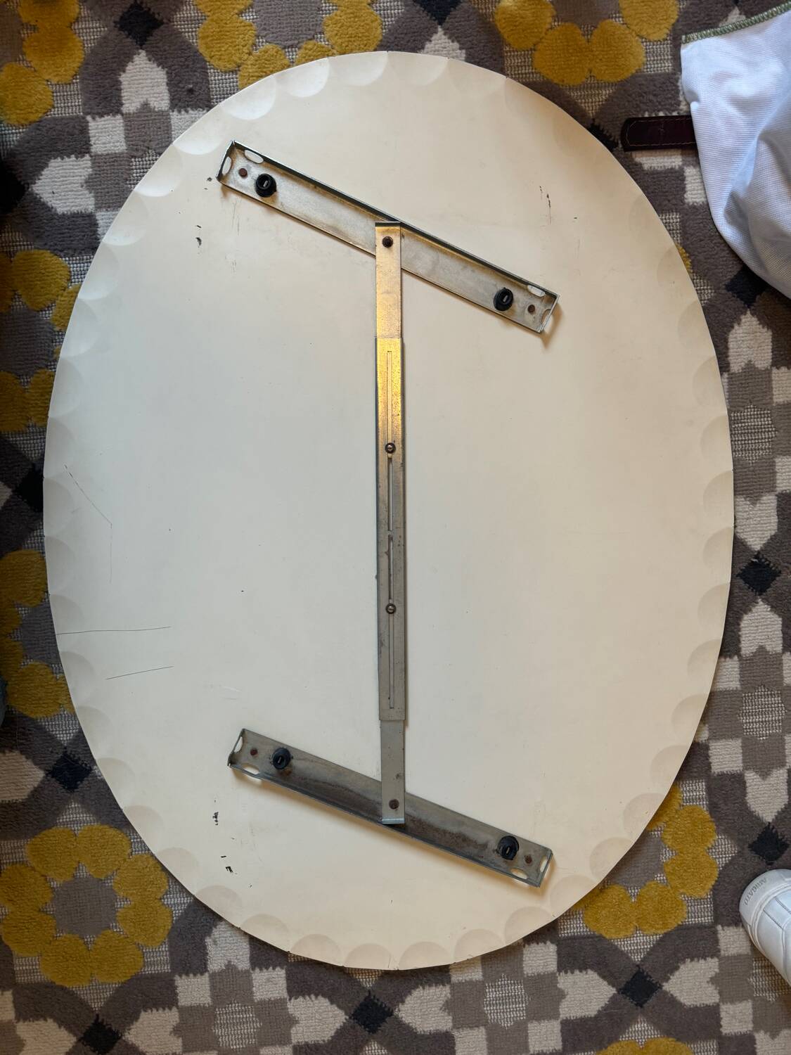 Vintage oval decorative mirror with beveled and chiseled effect