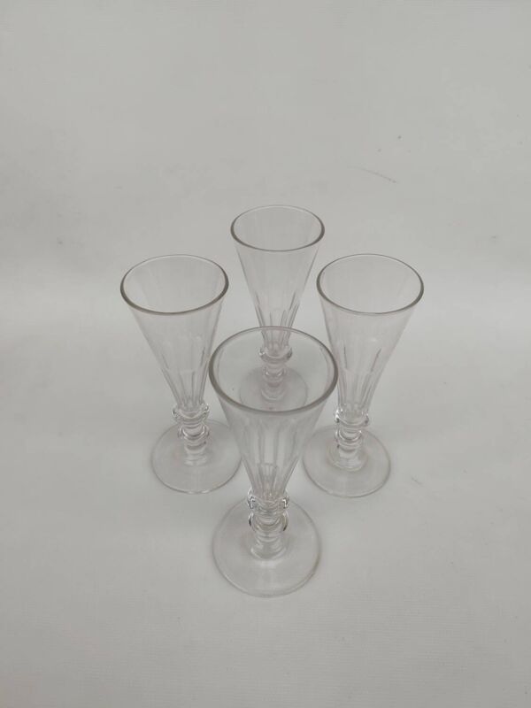 4 flûtes à champagne en verre, XIX ème siècle.