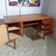 Bureau vintage des années 60 chêne doré