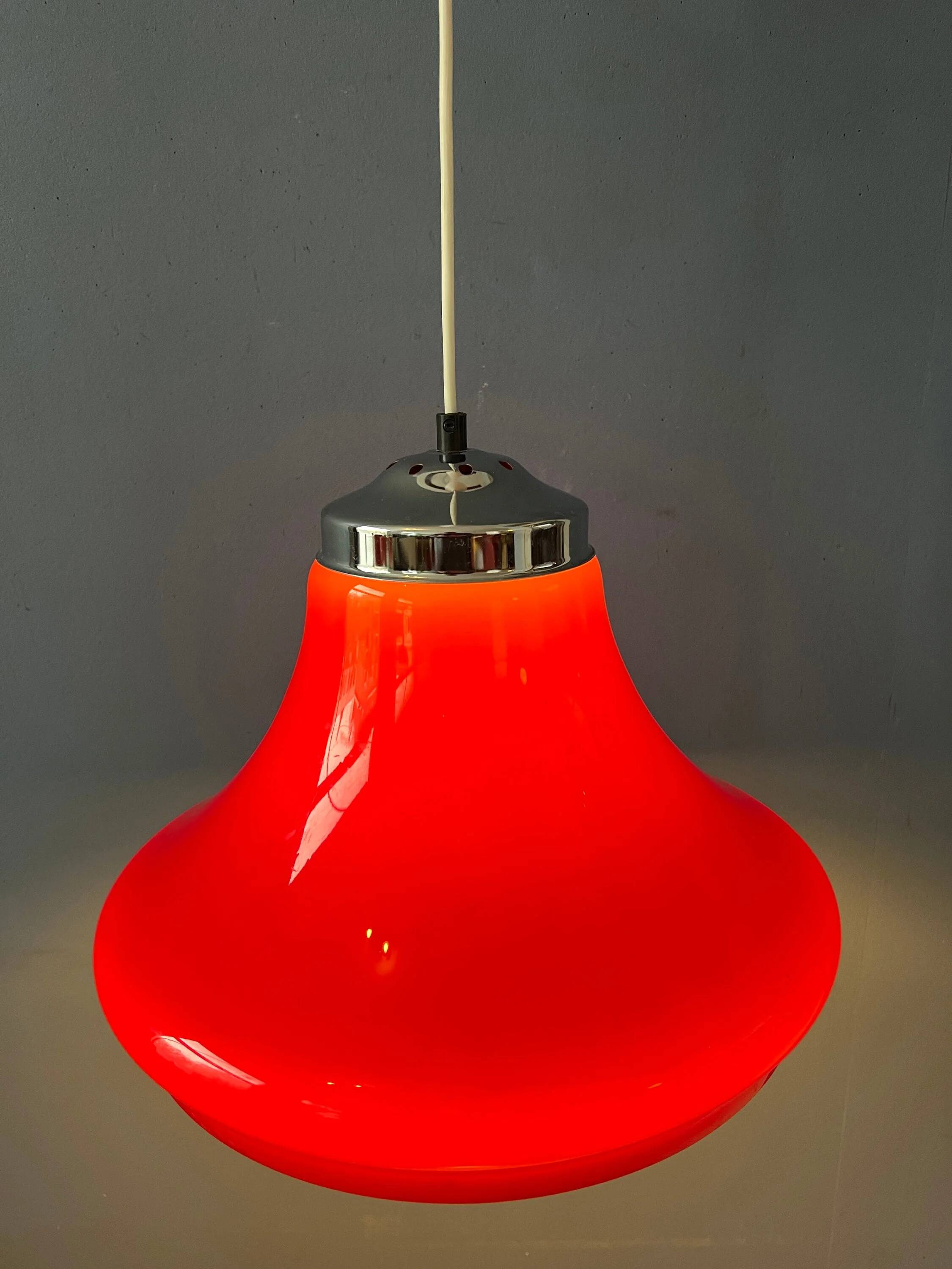 Suspension Space Age rouge en plexiglas avec dessus chromé
