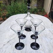 4 verres à cocktail et carafe assortie