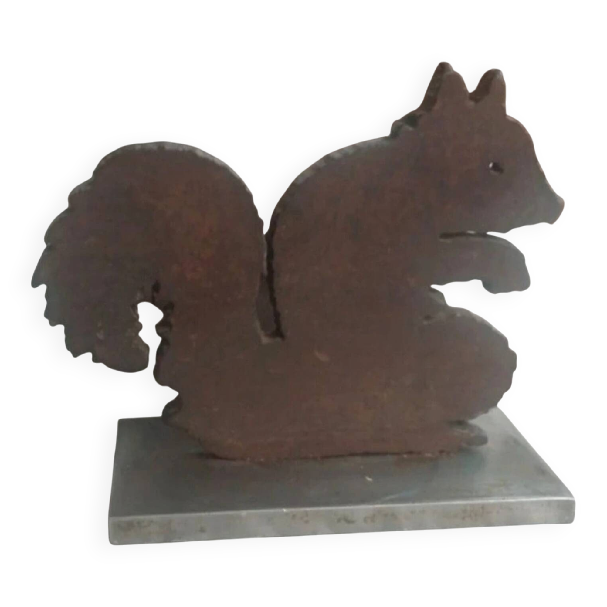 Squirrel bookends in rusty metal on a steel base.