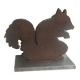 Squirrel bookends in rusty metal on a steel base.