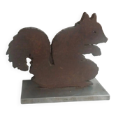 Squirrel bookends in rusty metal on a steel base.