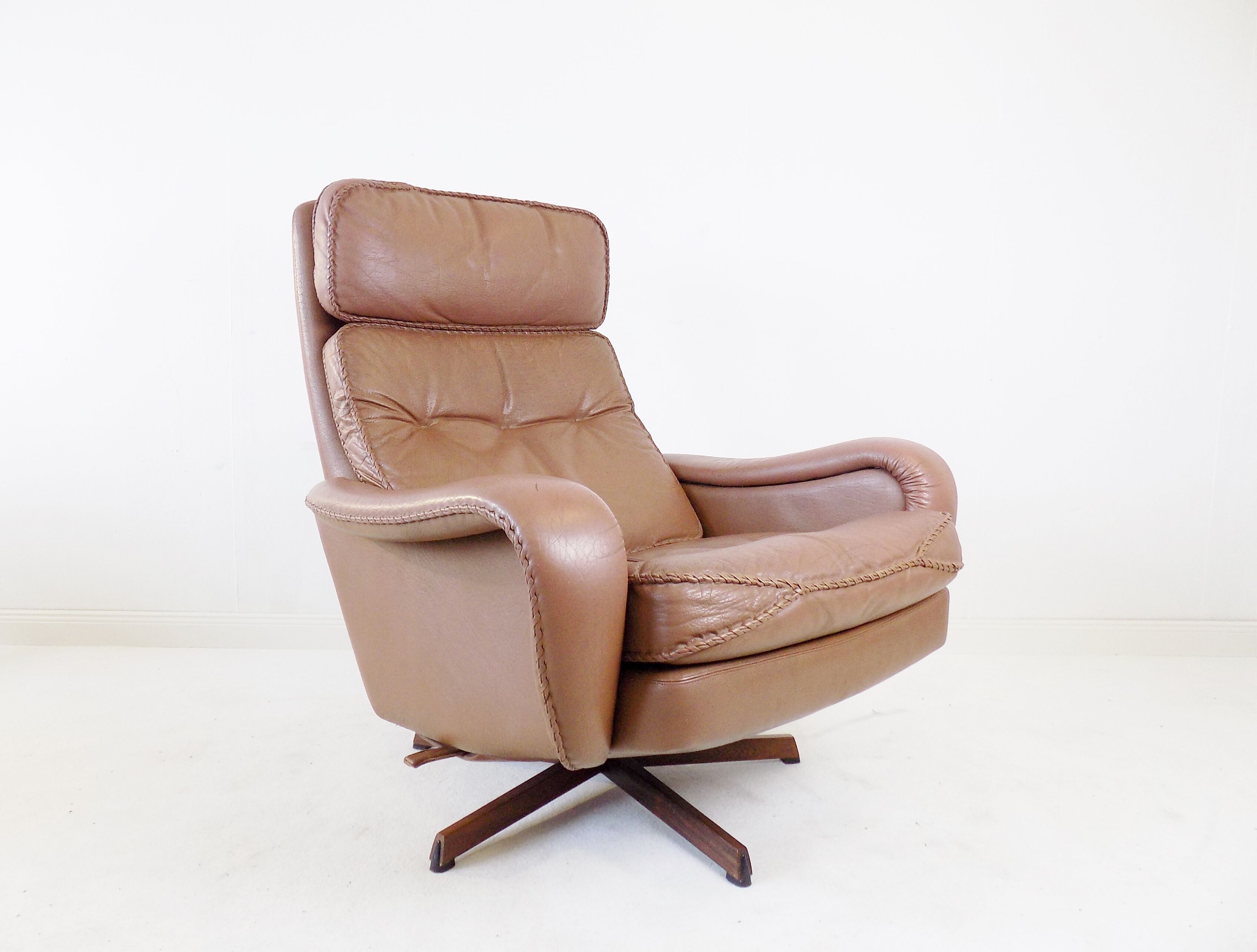 Fauteuil cuir avec pouf de Madsen & Schübel pour Bovenkamp