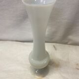 Vase en opaline blanche