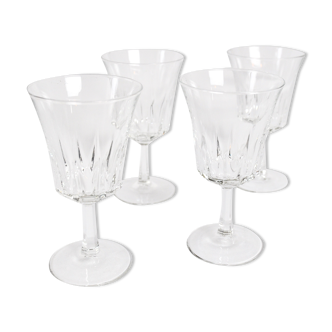 4 glasses on foot