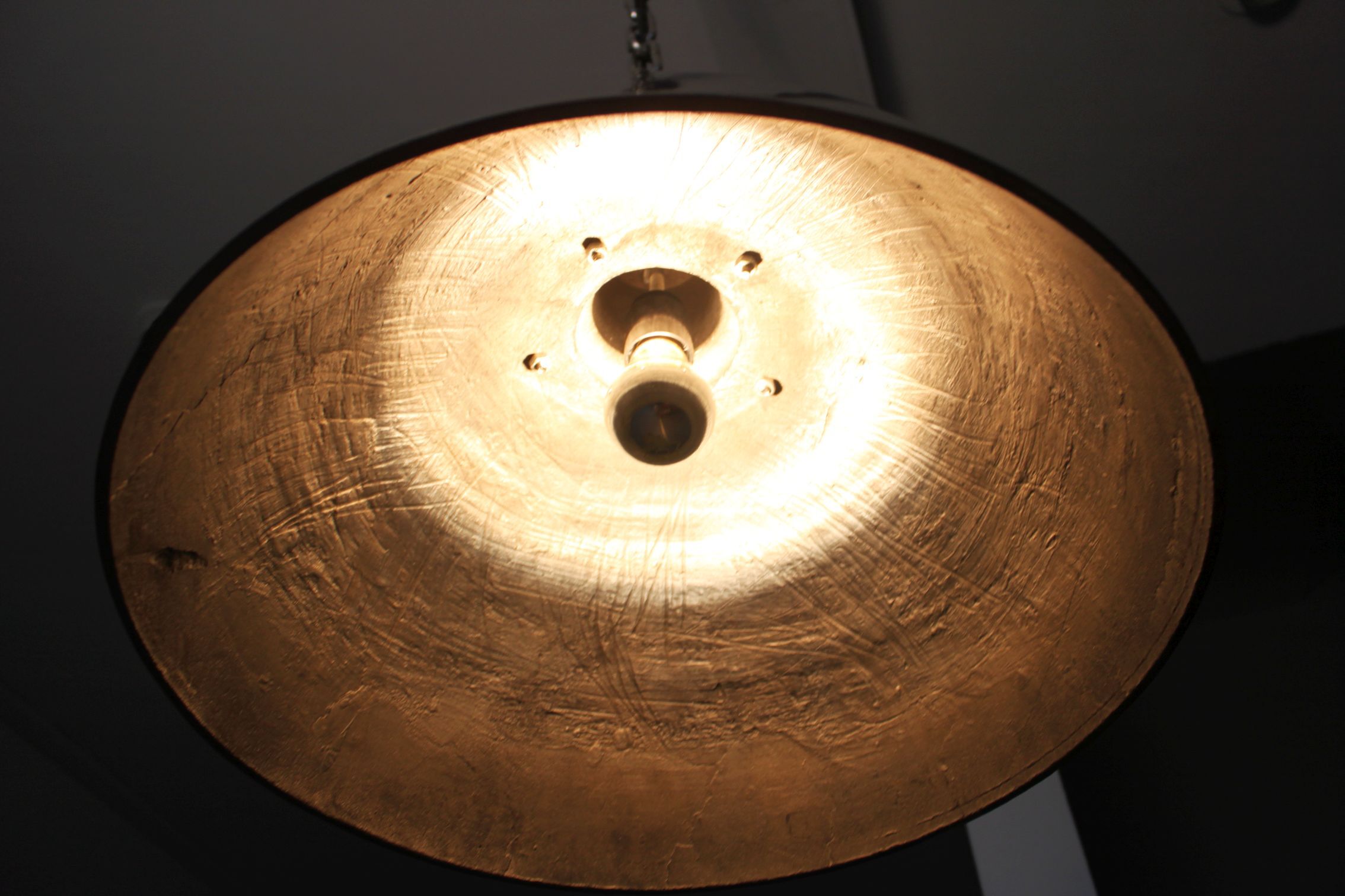 Suspension en nickel, style industriel.
