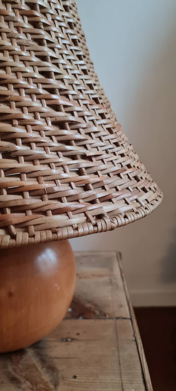 Ball lamp in walnut wood and wicker