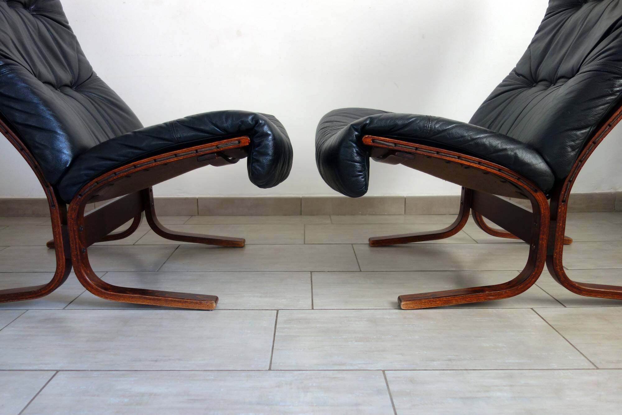 Pair of leather Siesta armchairs by Ingmar Relling for Westnofa, 1970s
