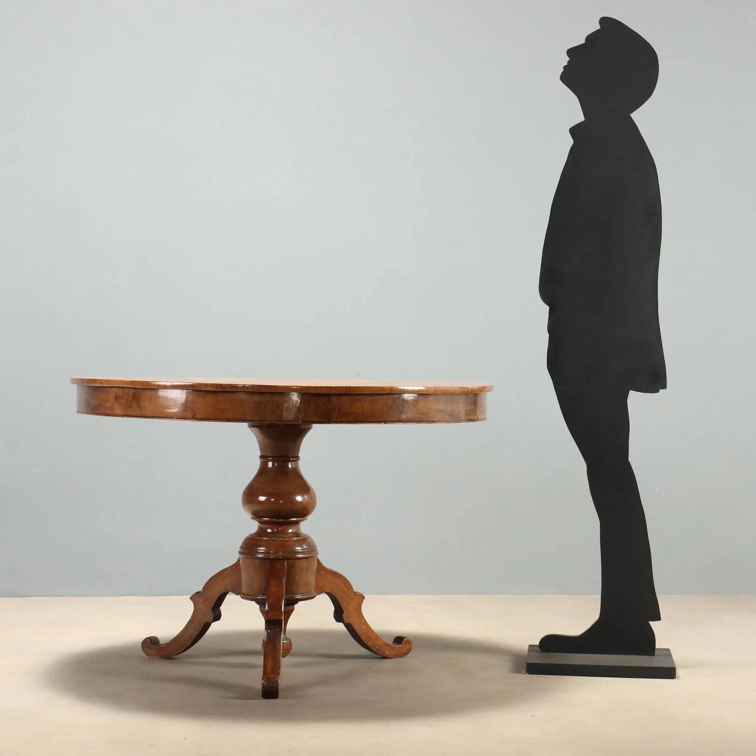Round walnut table with marquetry of Vittorio Emanuele II